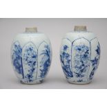 A pair of blue and white ginger jars in Chinese porcelain 'flowers', Kangxi period (13 cm)