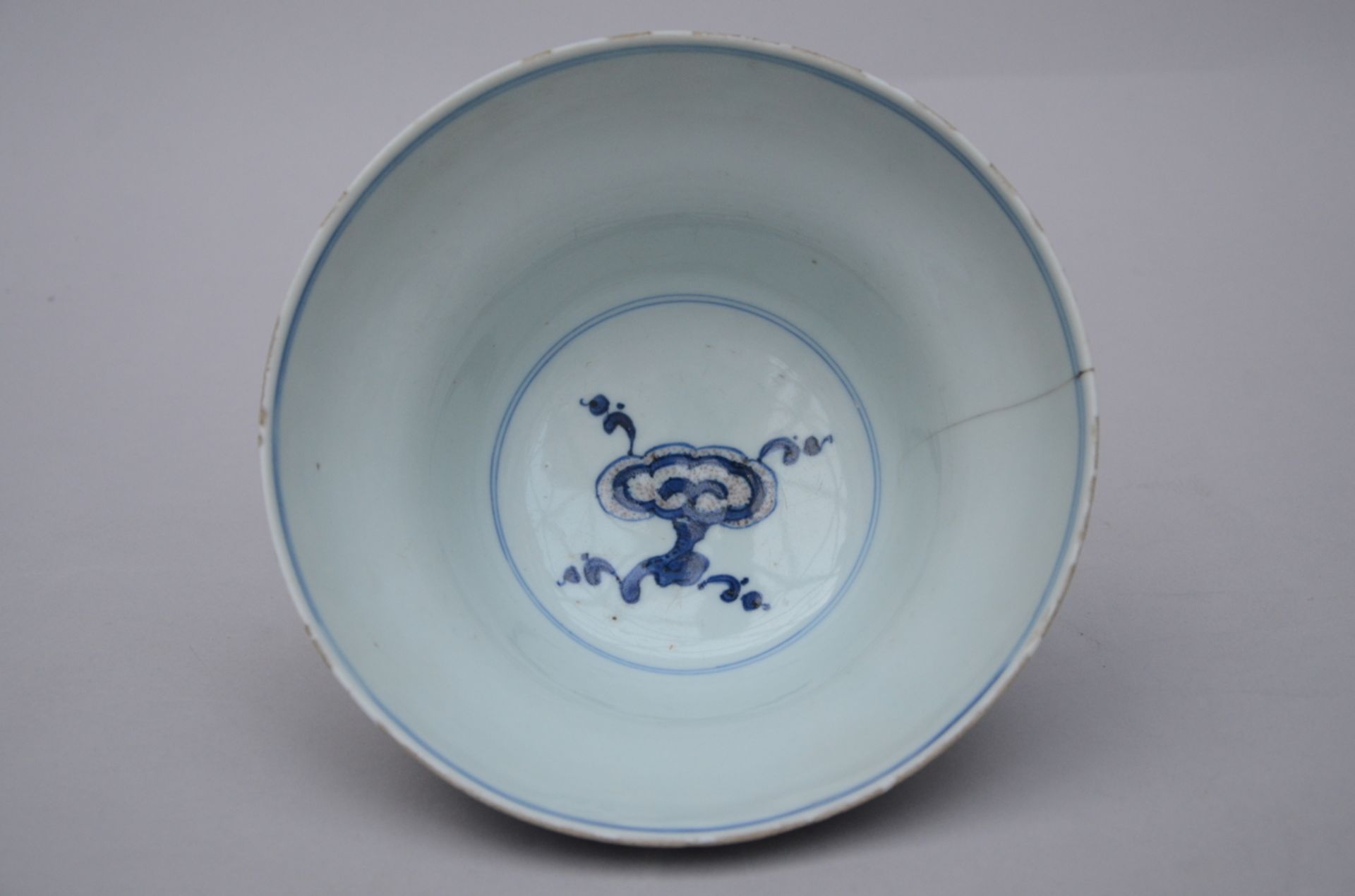 A Chinese bowl in underglaze red and blue porcelain 'fruits', Qianlong mark (10x20 cm) (*) - Image 3 of 6