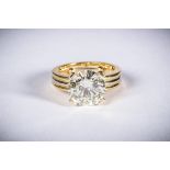 Ring with a solitaire brilliant 'new cut' and gold mount, approximately 4.50 kt (rare white -