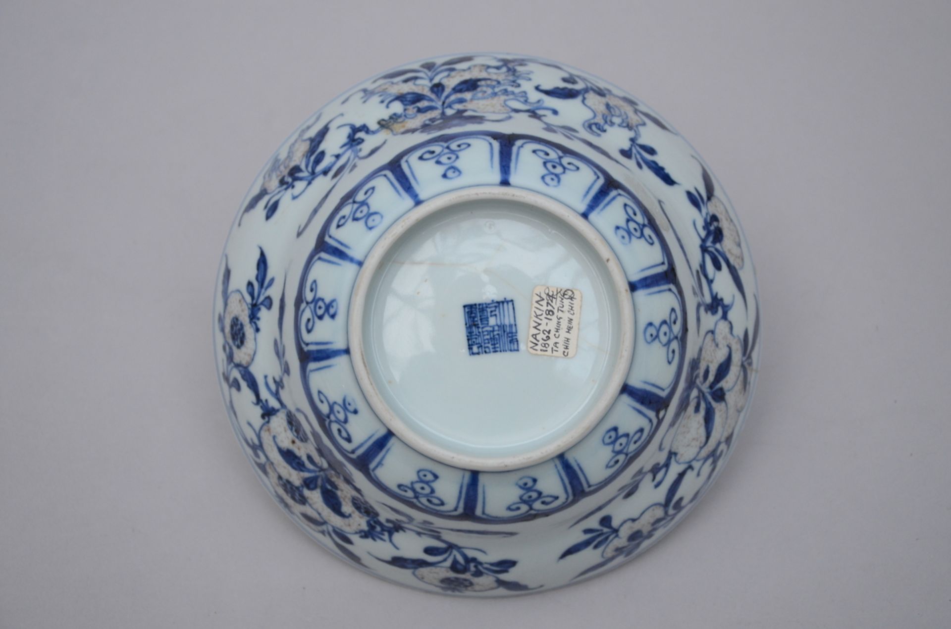 A Chinese bowl in underglaze red and blue porcelain 'fruits', Qianlong mark (10x20 cm) (*) - Image 4 of 6