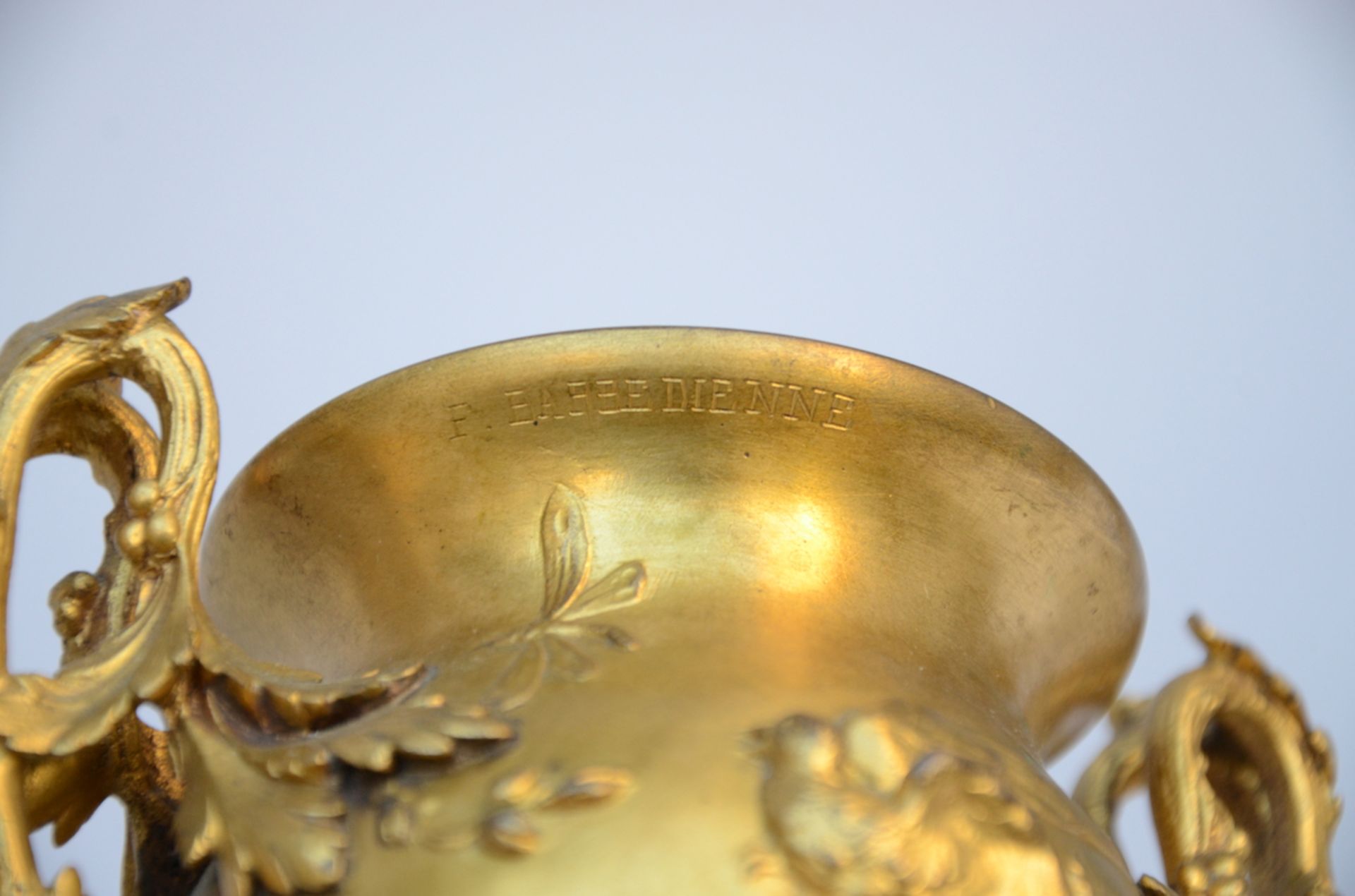 Lot: a gilt bronze lamp by Meliodon (52 x 41 cm) and an art nouveau vase in bronze by Barbedienne ( - Bild 3 aus 6