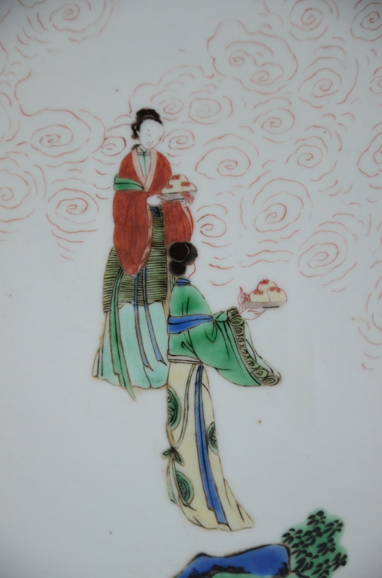 A rouleau vase in Chinese famille verte porcelain 'musicians' (32 cm) - Image 2 of 5