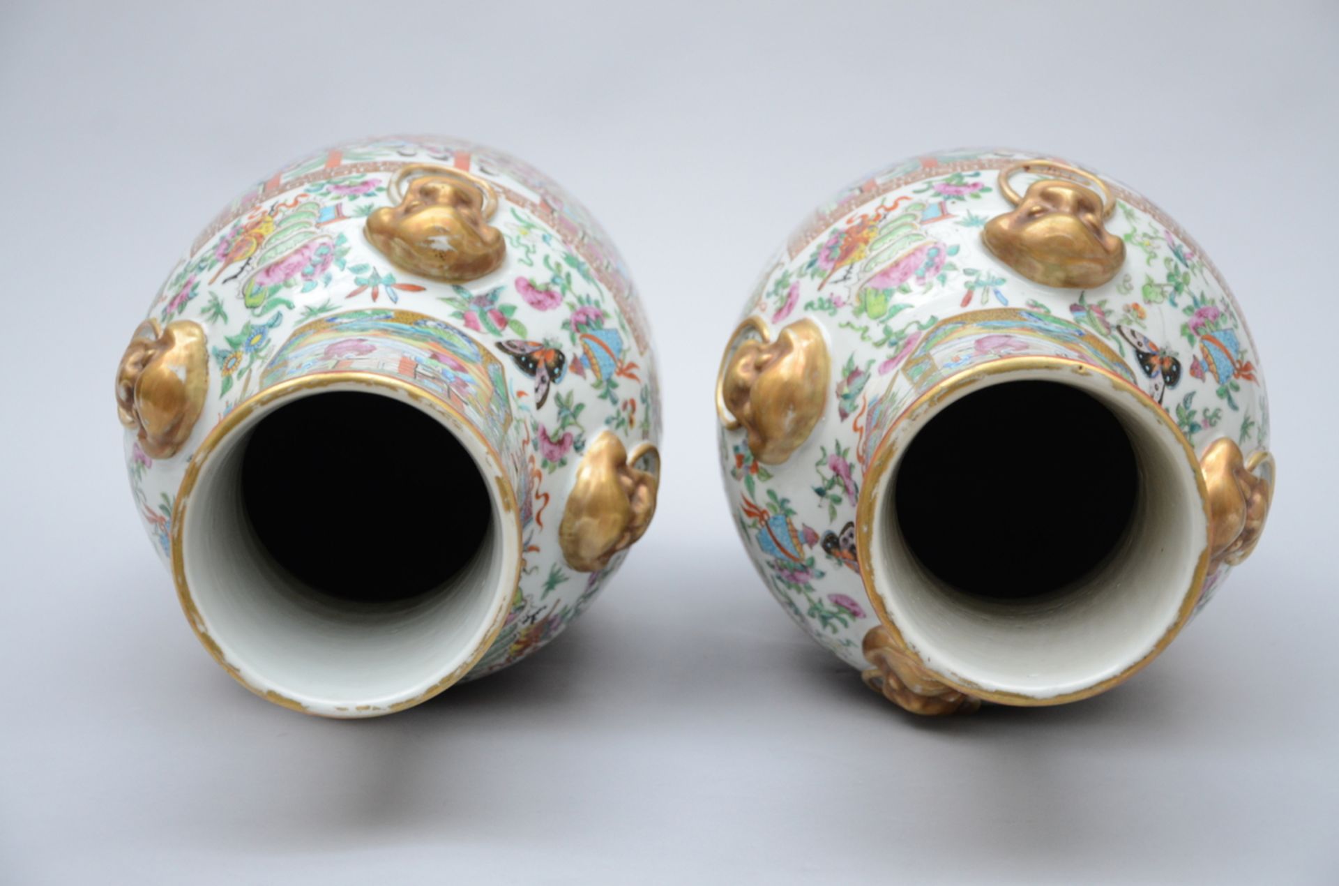 A pair of vases in Chinese porcelain 'gilt Canton', 19th century (62 cm) - Image 3 of 4