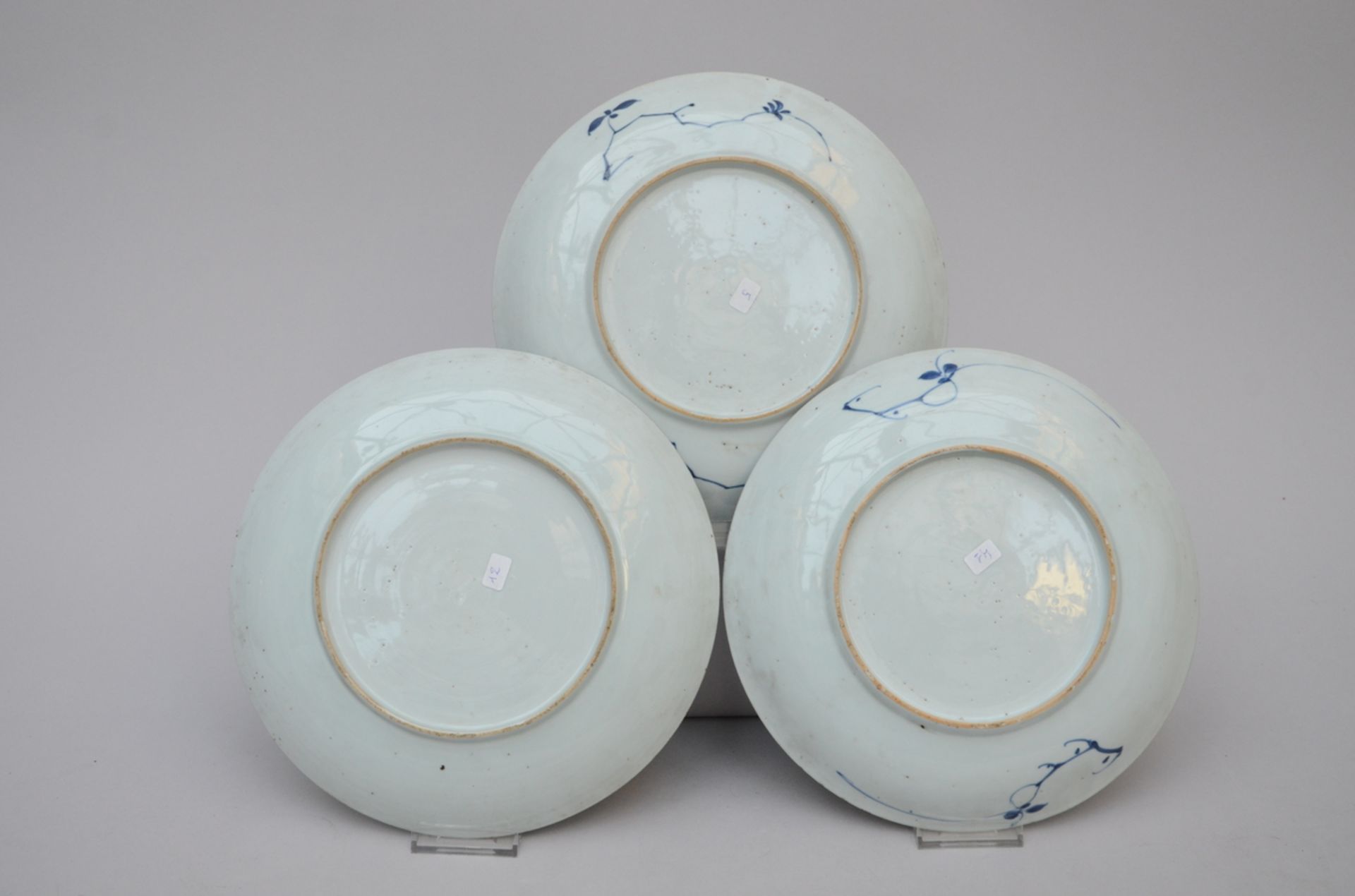 Three dishes in Chinese blue and white porcelain, 18th century (dia 28 cm) - Image 2 of 2