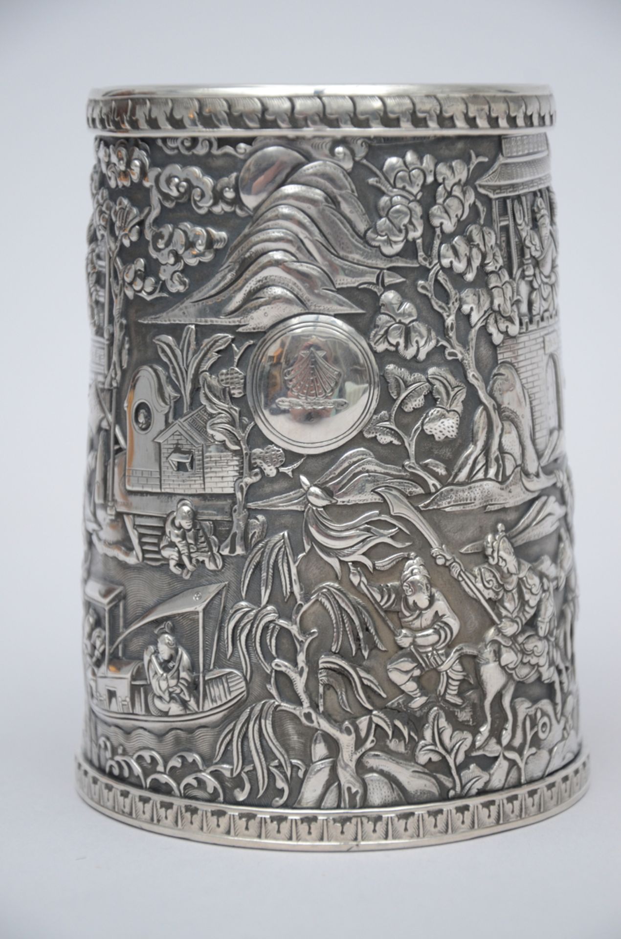 A Chinese silver drinking cup, Canton 19th century (12cm) - Image 3 of 4
