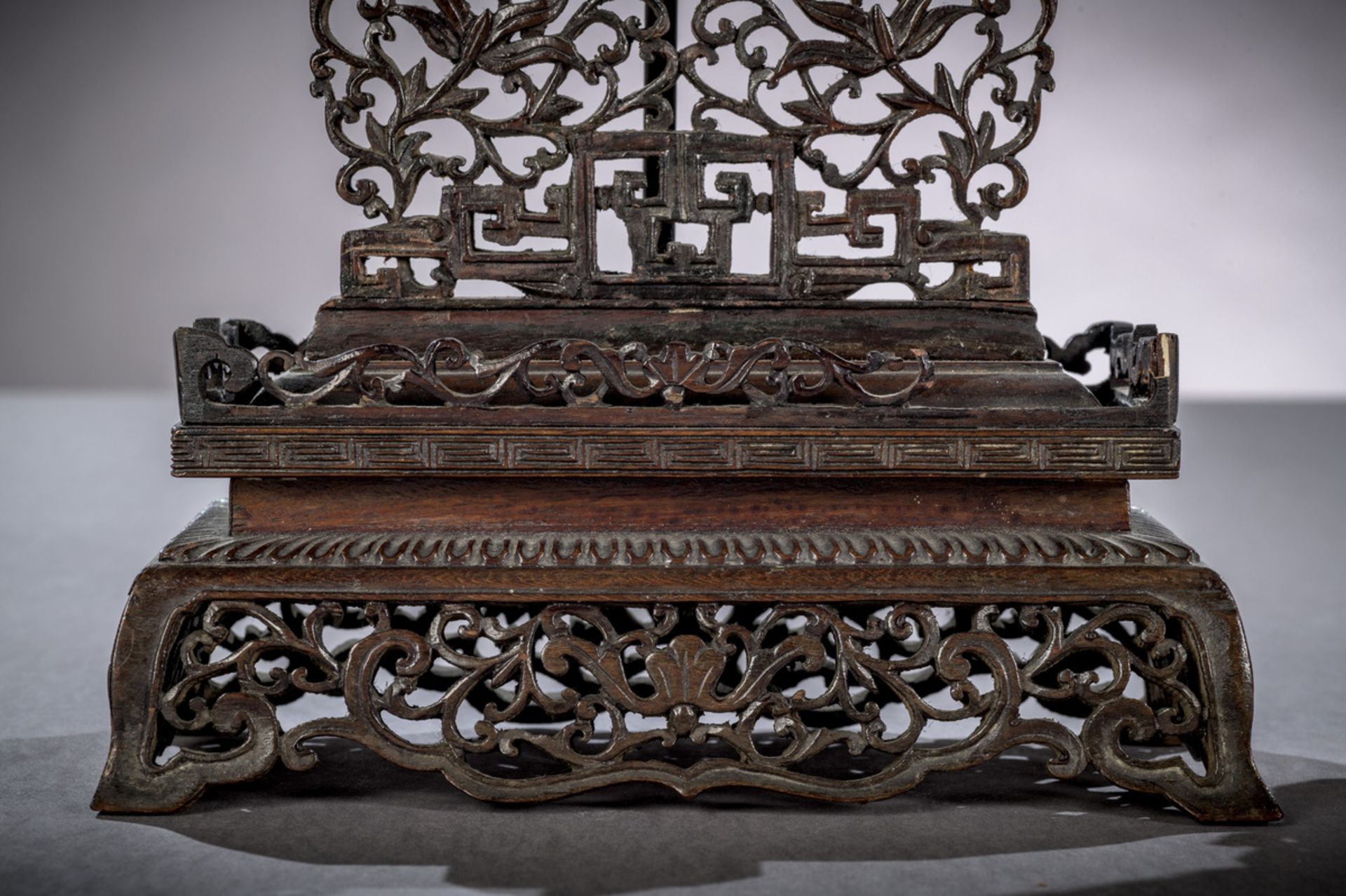 A pair of Chinese table screens with inlaywork on wooden pedestals (44x20x10 cm) (*) - Image 5 of 6