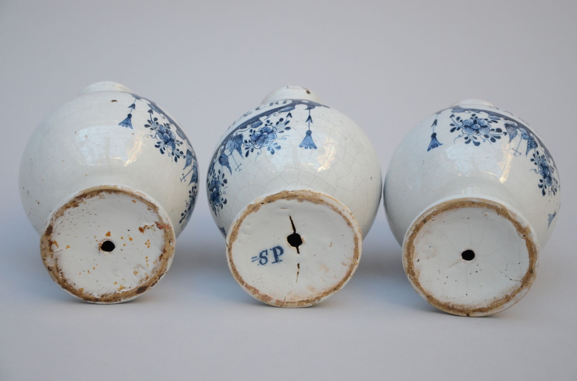 Three faience apothecary vases, 18th century (27 cm) - Image 4 of 4