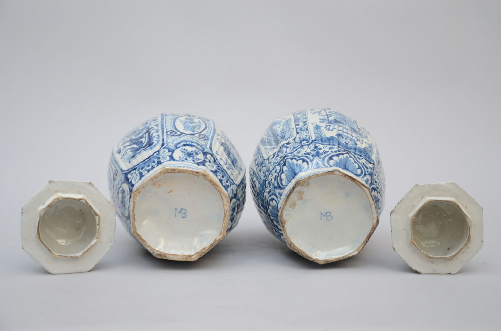 Two vases in Delft earthenware, 18th century (44 and 45 cm) (*) - Image 3 of 3