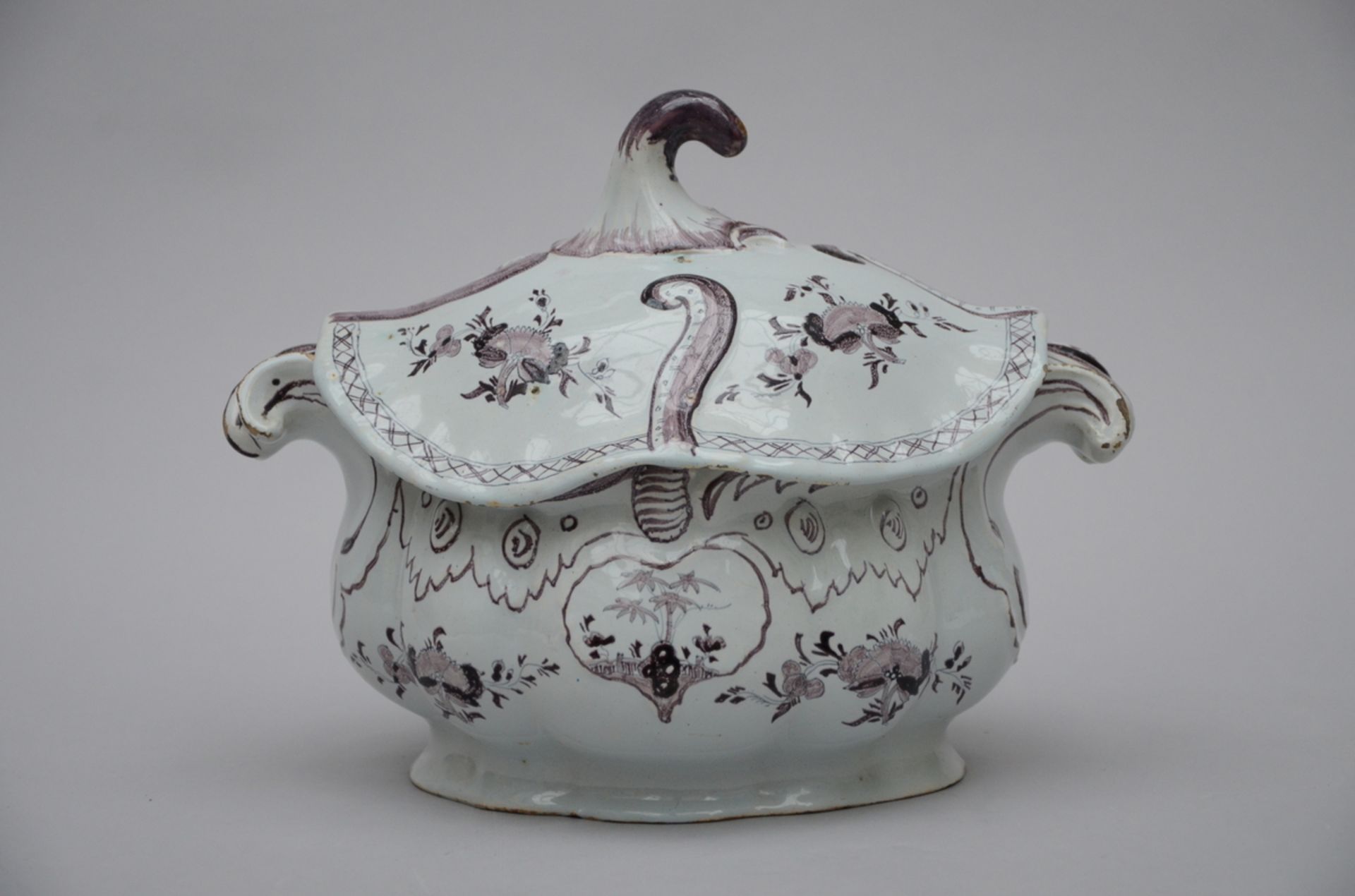 A Louis XV tureen in faience from St. Amands-les-Eaux, 18th century (25x33x23 cm)