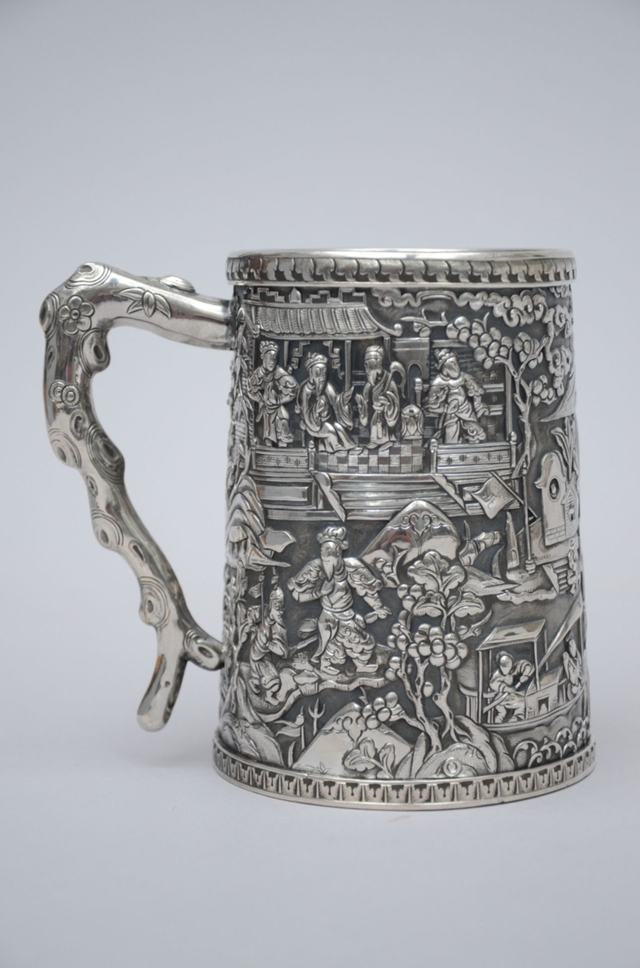 A Chinese silver drinking cup, Canton 19th century (12cm)