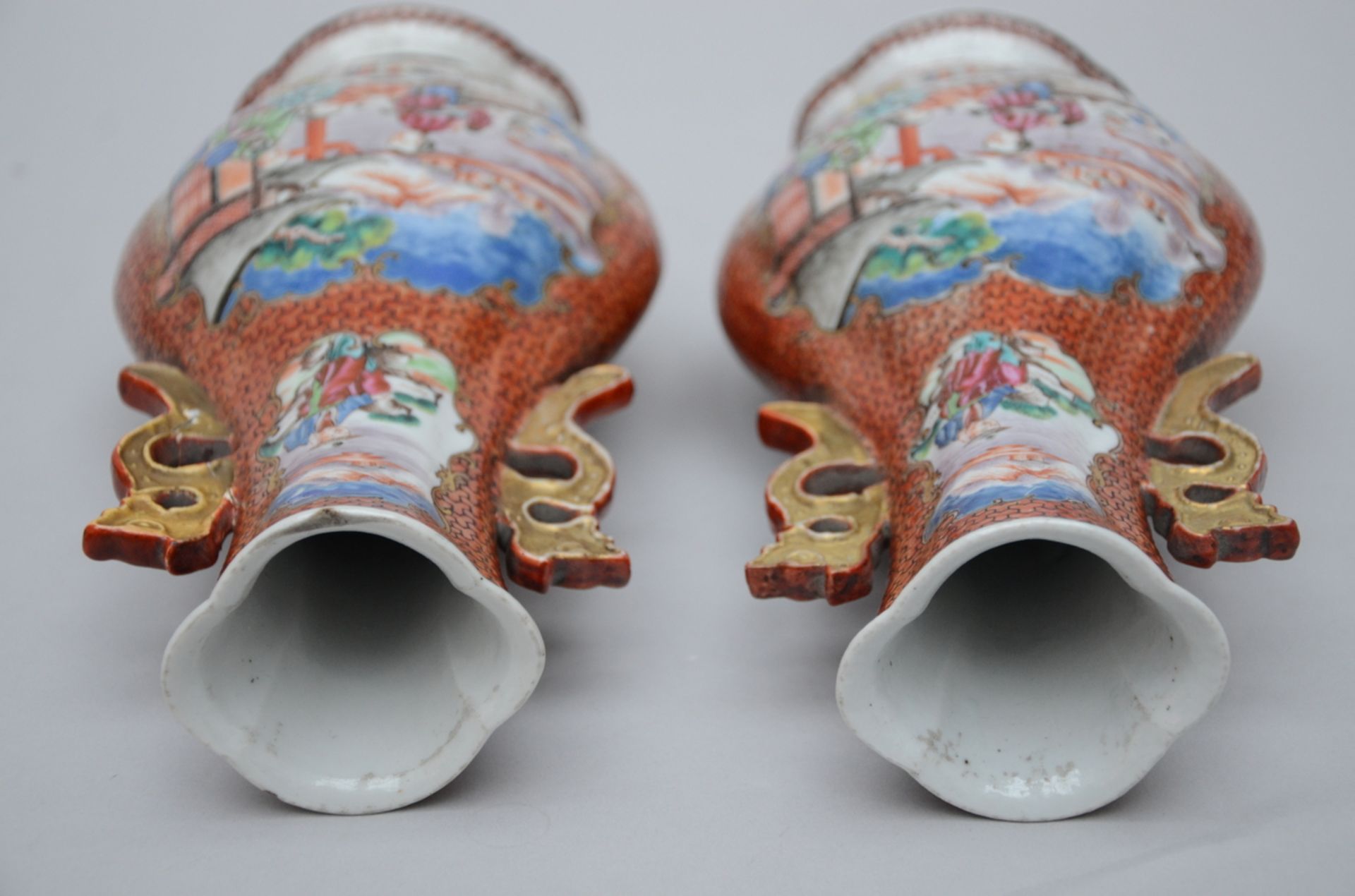 A pair of vases in Chinese 'mandarin' porcelain, Qianlong period (29 cm) (*) - Image 3 of 4