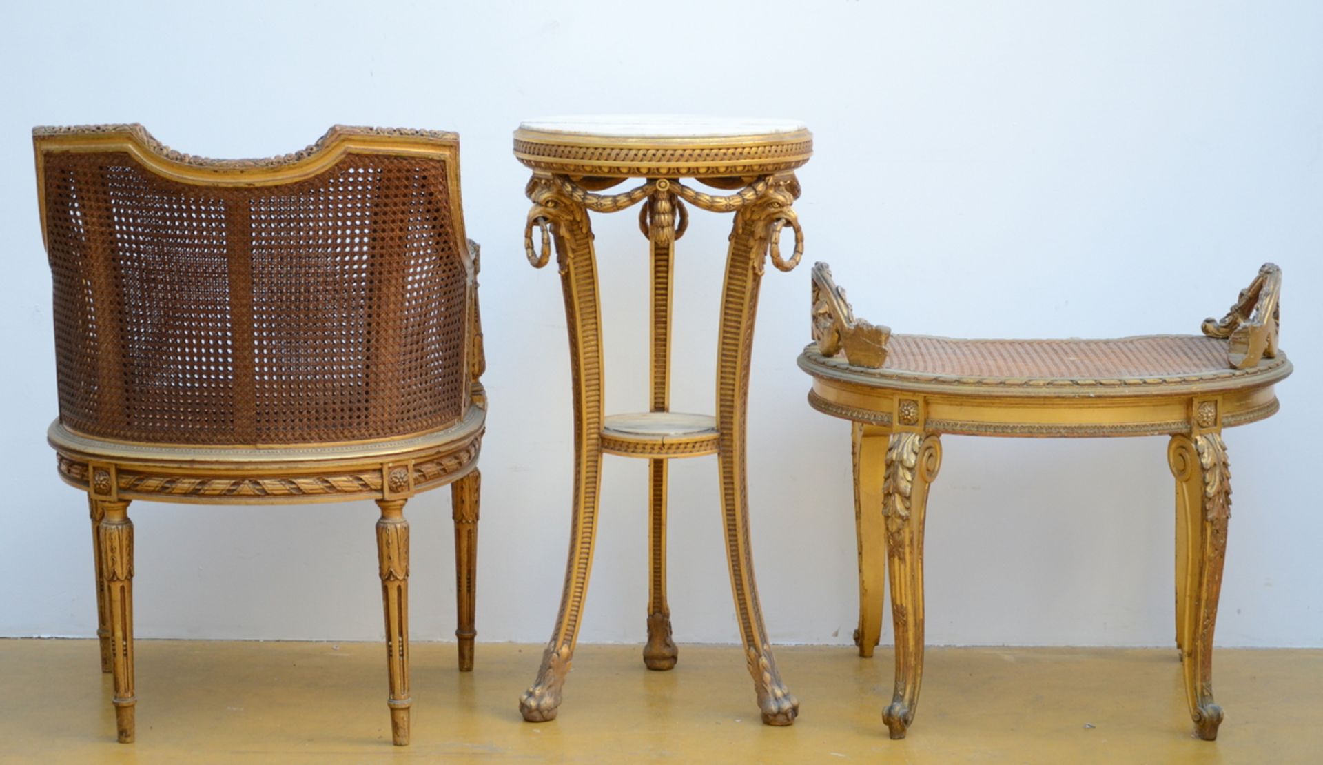 Lot: two gilt seats and a small table (h 60 - 81 cm) - Bild 2 aus 2