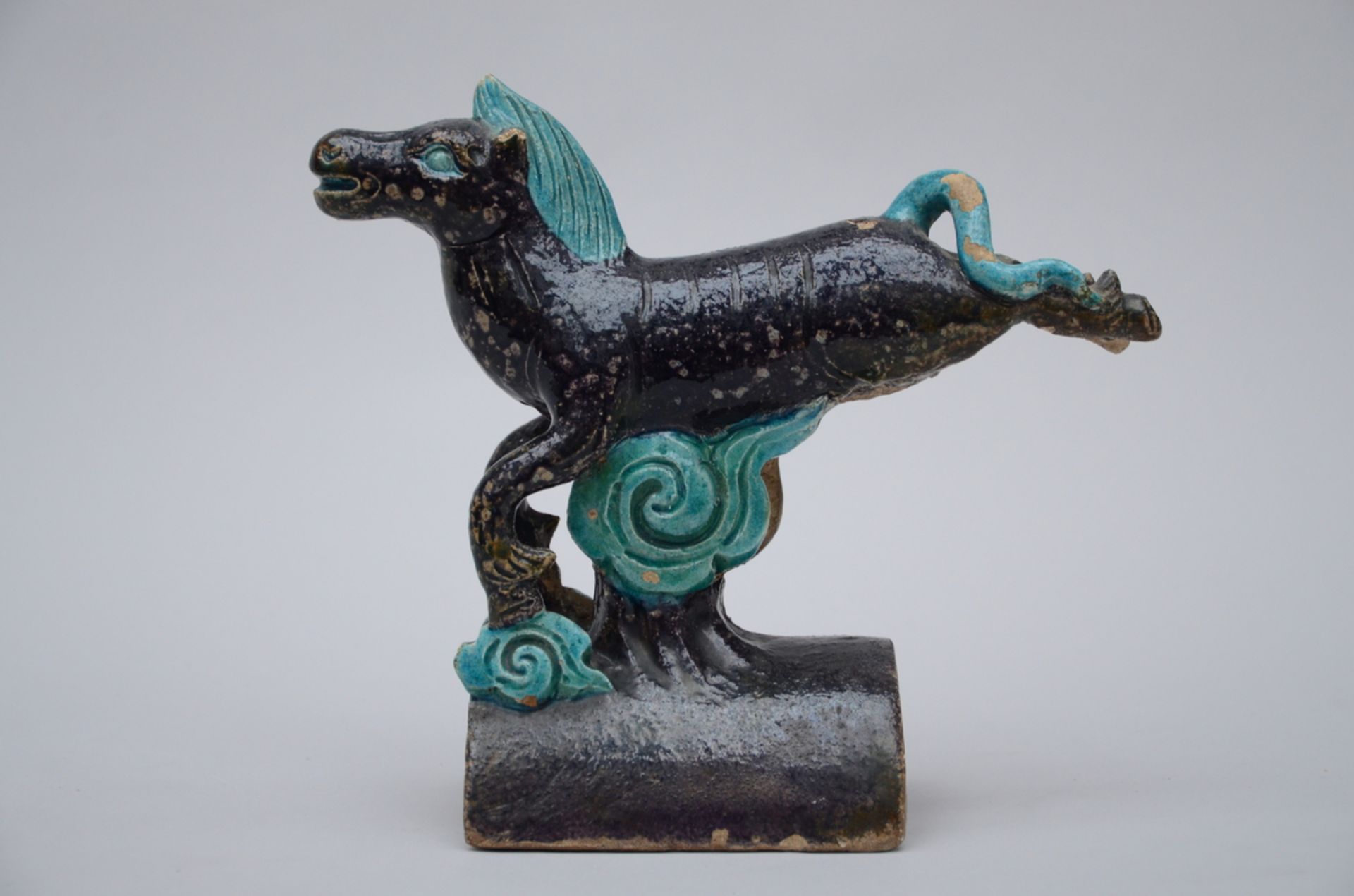 A rooftile in stoneware with lead glaze 'flying horse', Ming dynasty (25x28x12 cm) (*) - Image 2 of 3