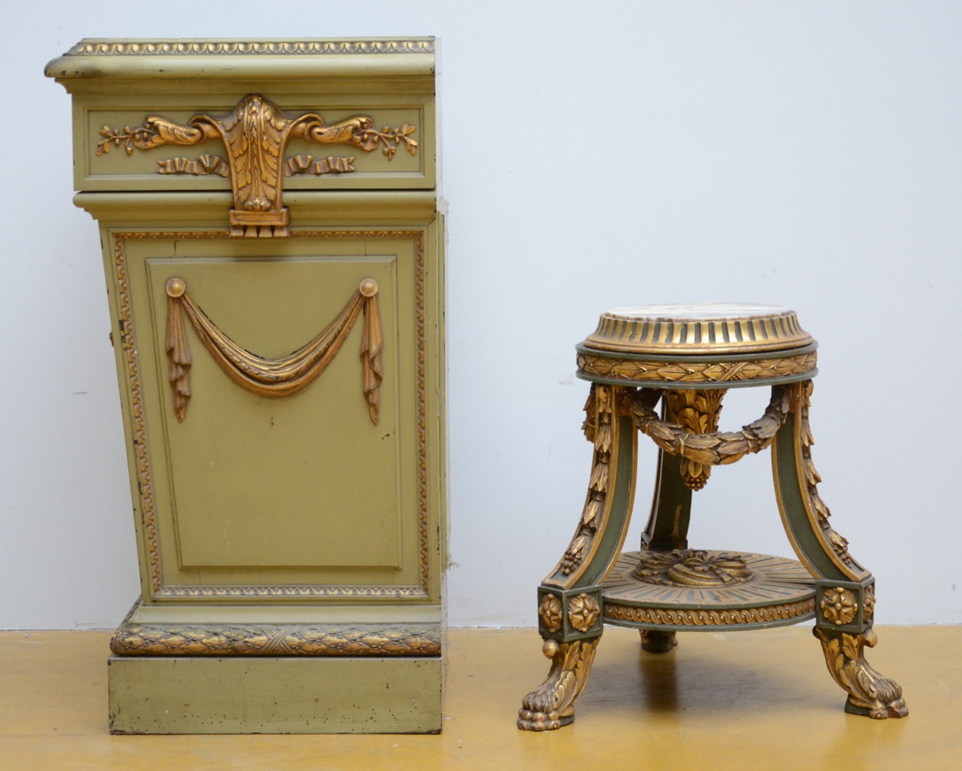 Lot: a square and a round pedestal in painted wood (h 60 - 85 cm) - Image 4 of 5