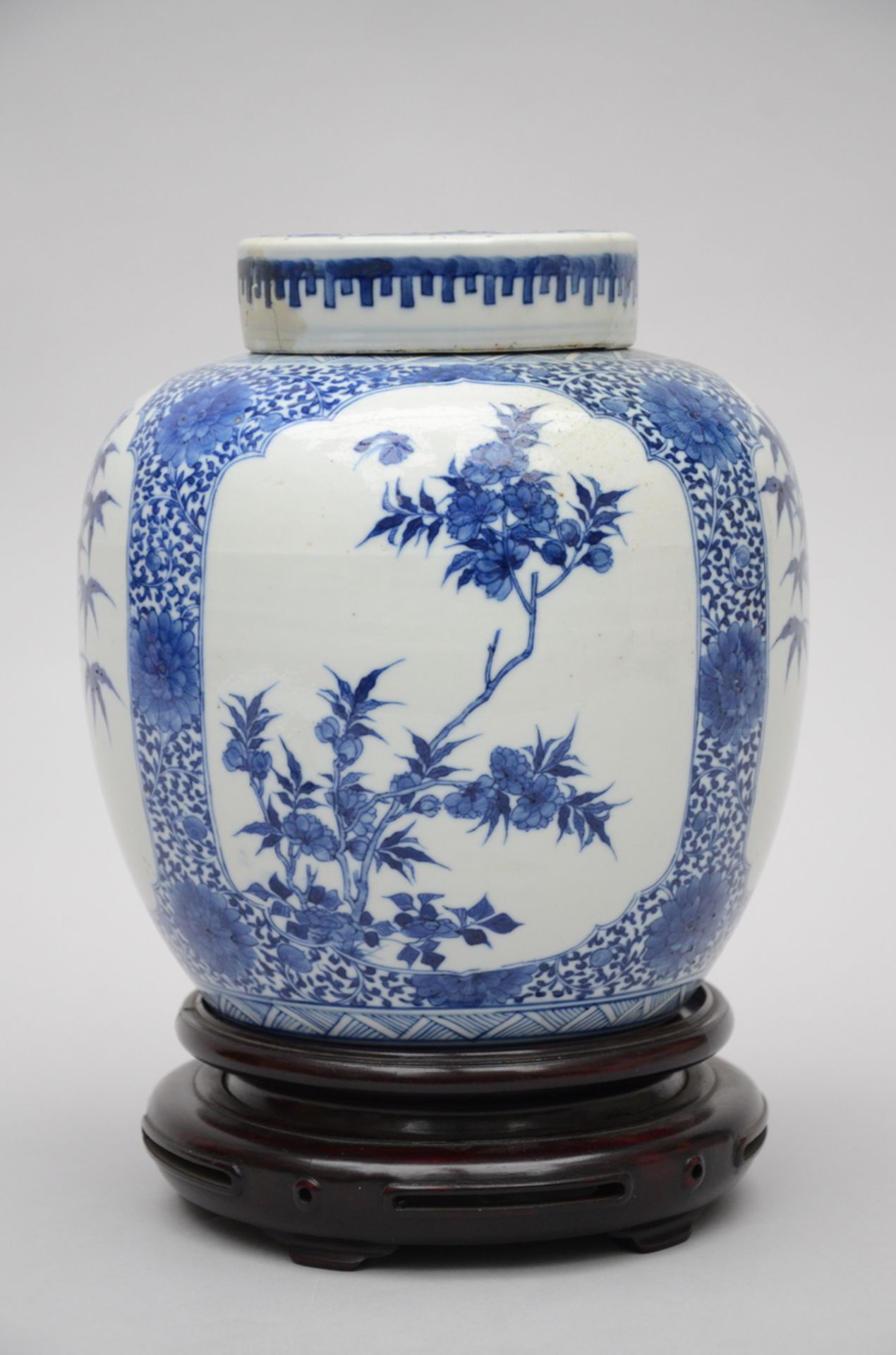 A Chinese jar with cover in blue and white porcelain (23 cm) (*)
