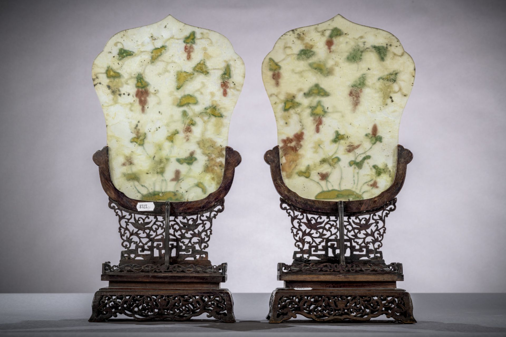 A pair of Chinese table screens with inlaywork on wooden pedestals (44x20x10 cm) (*) - Image 2 of 6