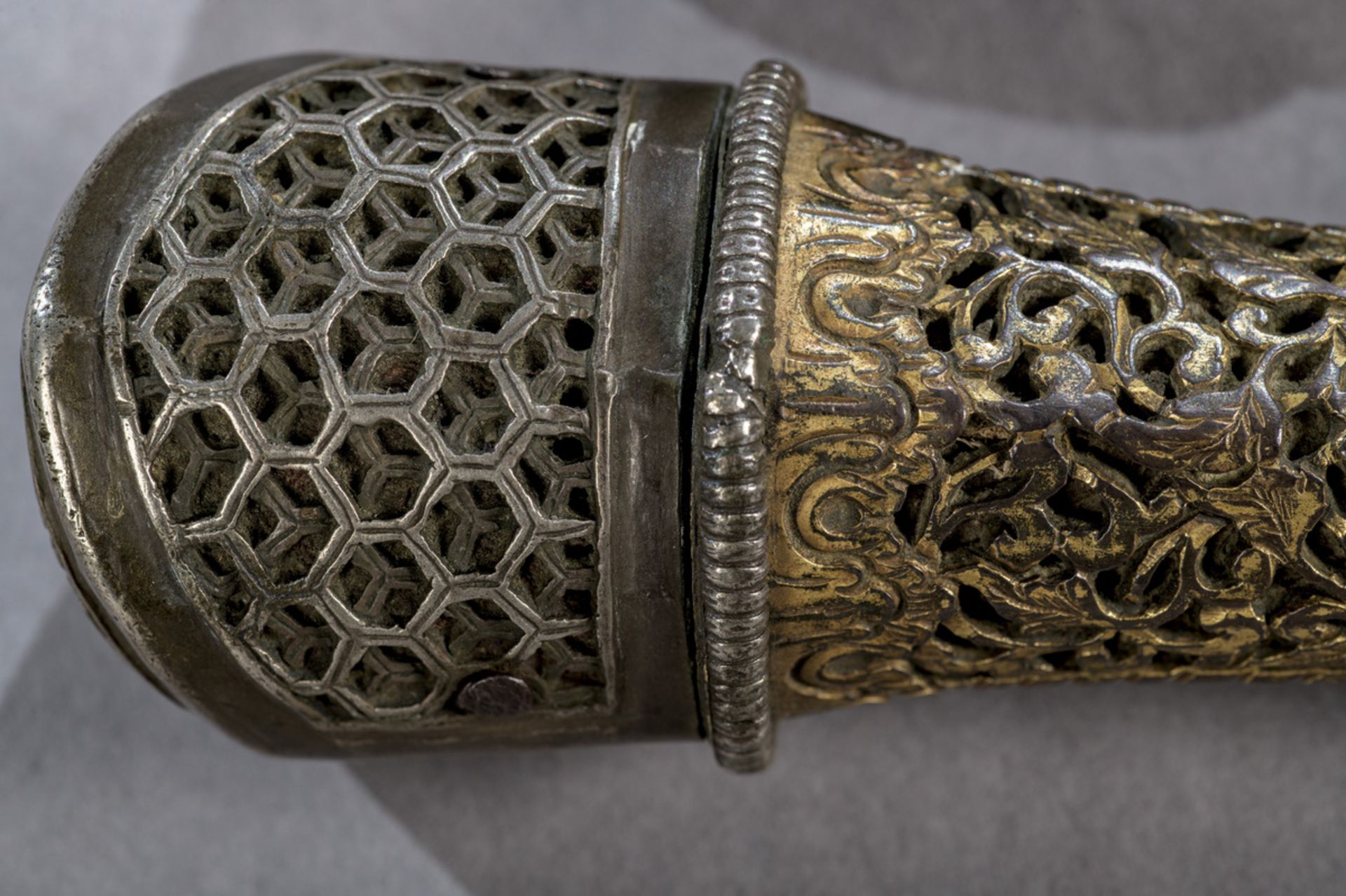A dagger with openwork iron and gilt bronze decoration, Bhutan 18th - 19th century (tot 46.5 cm) - Image 4 of 7