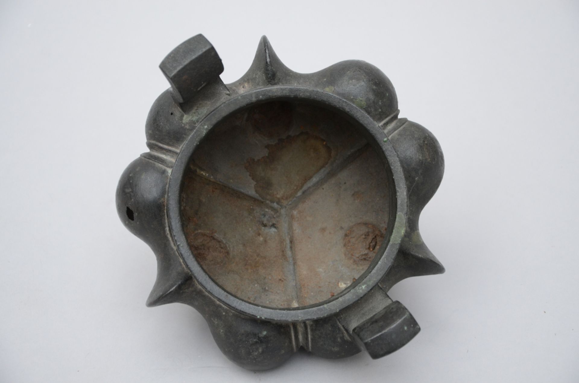 A Chinese lobed tripod censer in bronze, 17th - 18th century (16x21cm) (*) - Image 4 of 5