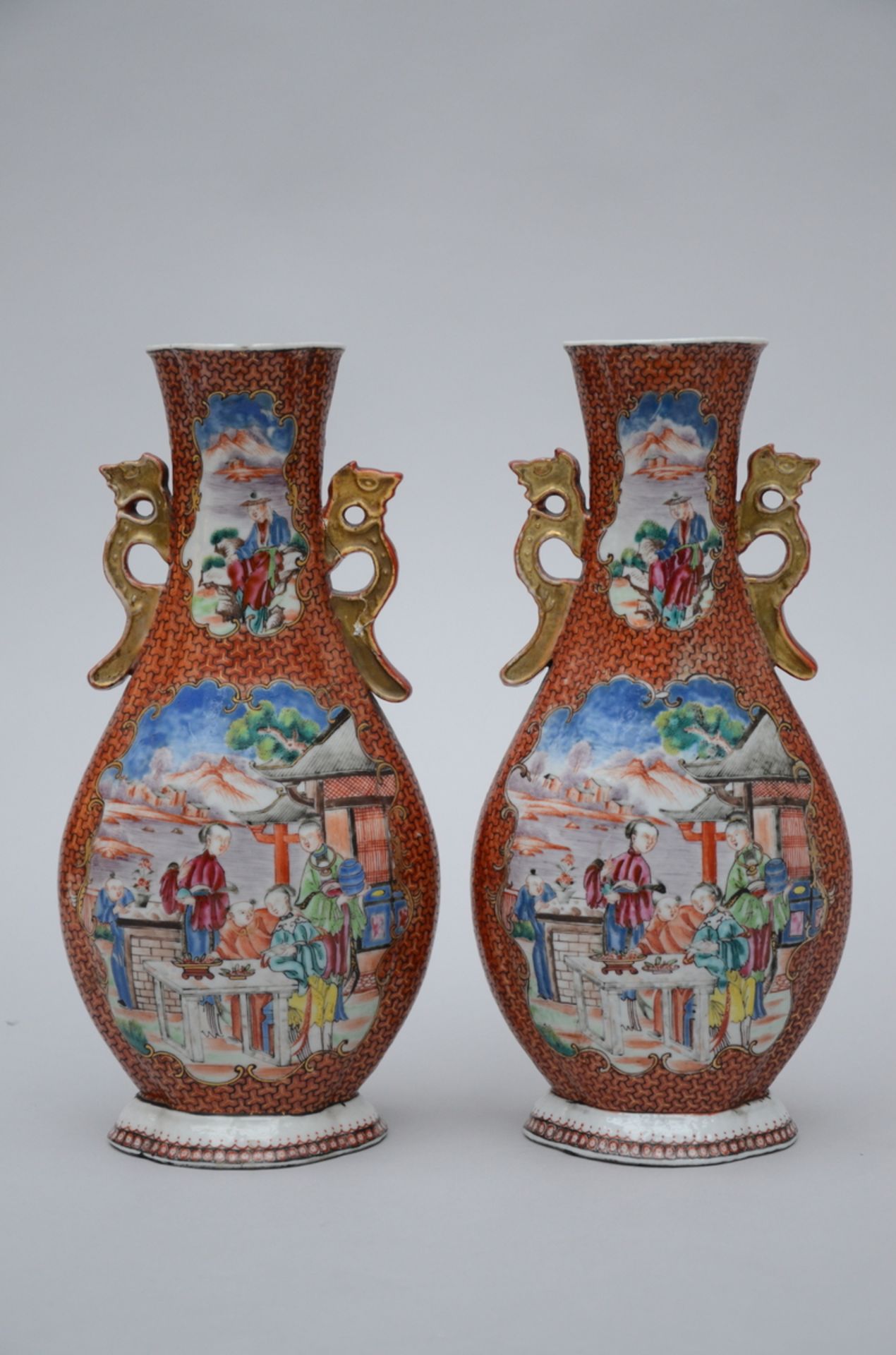 A pair of vases in Chinese 'mandarin' porcelain, Qianlong period (29 cm) (*) - Image 2 of 4