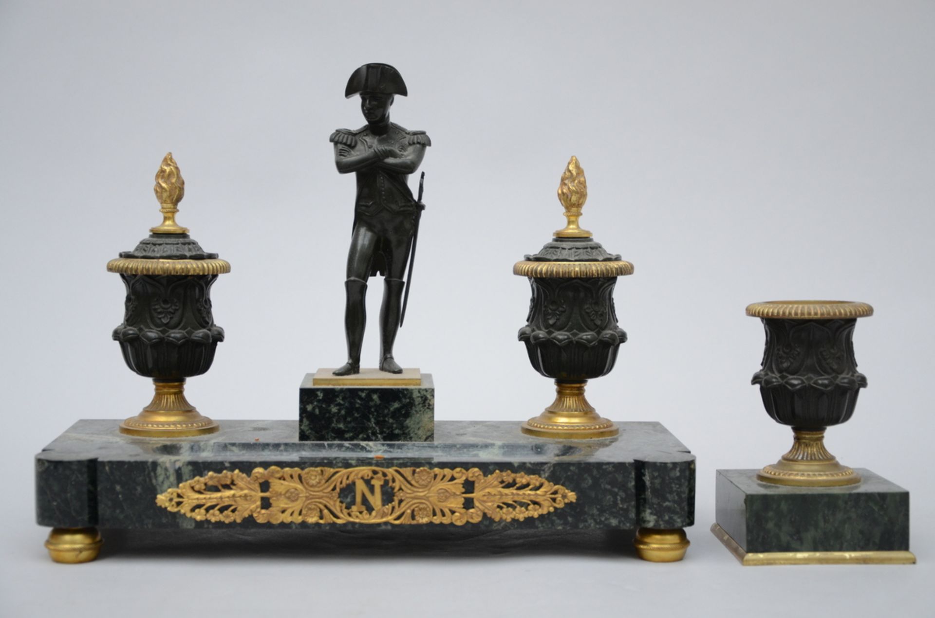 An inkwell in bronze and marble 'Napoleon' (30x38x17 cm)