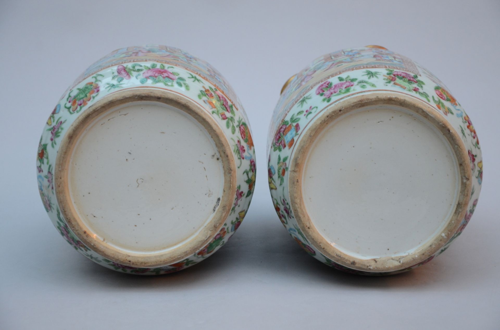 A pair of Chinese Canton porcelain vases with gilt decoration (h43.5cm) (*) - Image 5 of 5