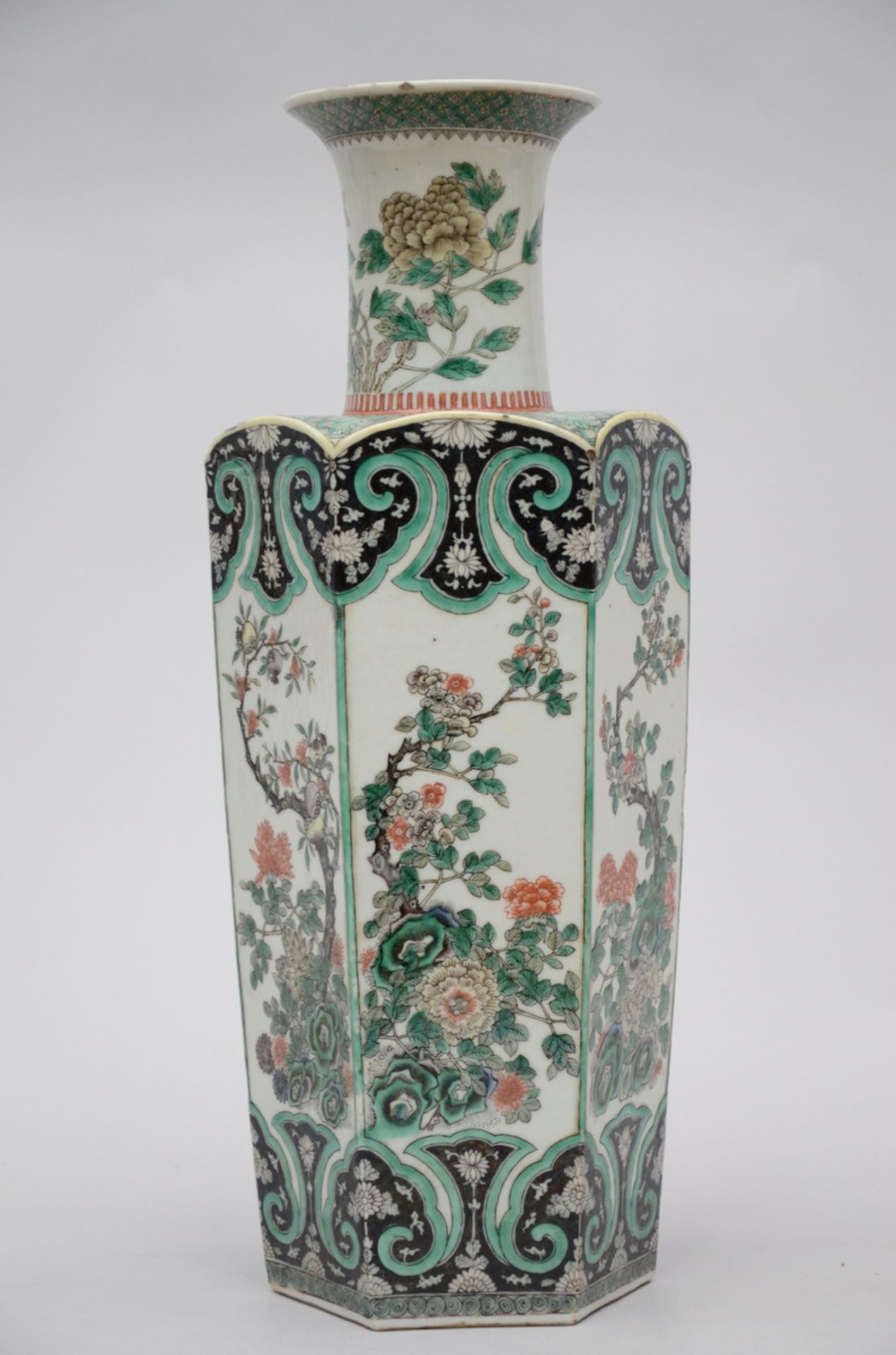 An octagonal vase in Chinese famille verte porcelain (50cm) (*) - Bild 2 aus 5