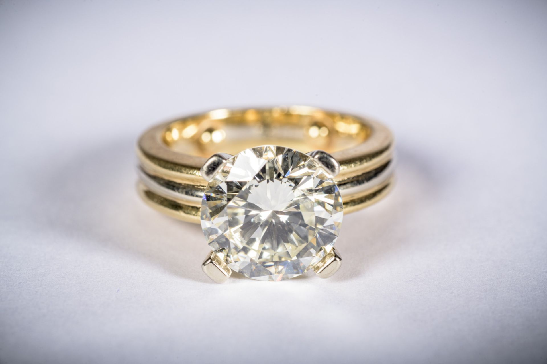 Ring with a solitaire brilliant 'new cut' and gold mount, approximately 4.50 kt (rare white - - Image 2 of 5