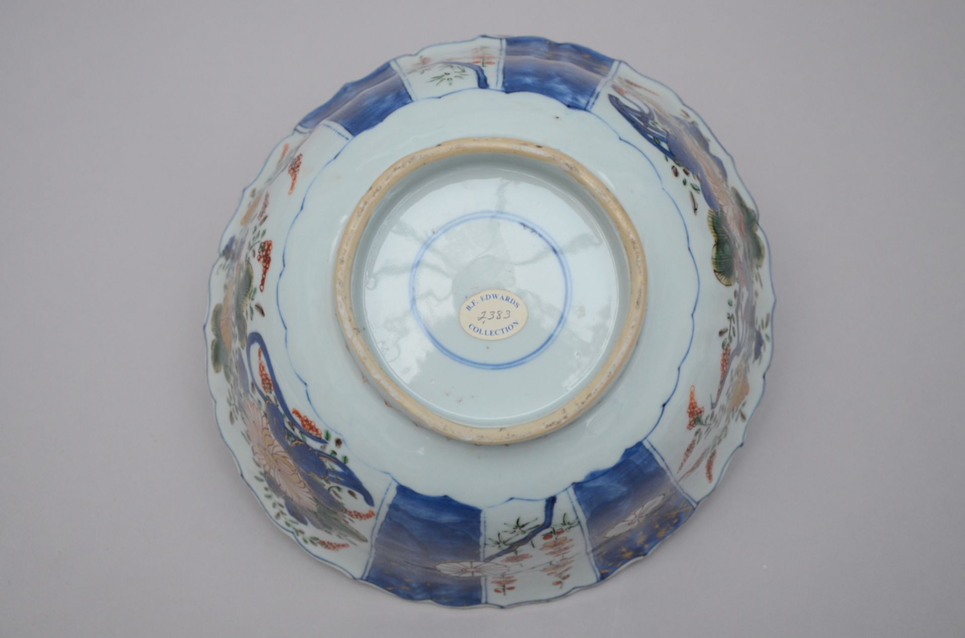 Lobed bowl in Chinese famille verte porcelain, Kangxi period (13x25.5 cm) - Image 3 of 4