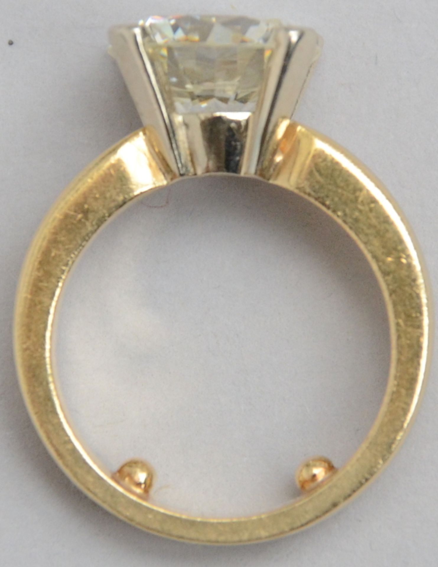 Ring with a solitaire brilliant 'new cut' and gold mount, approximately 4.50 kt (rare white - - Image 4 of 5