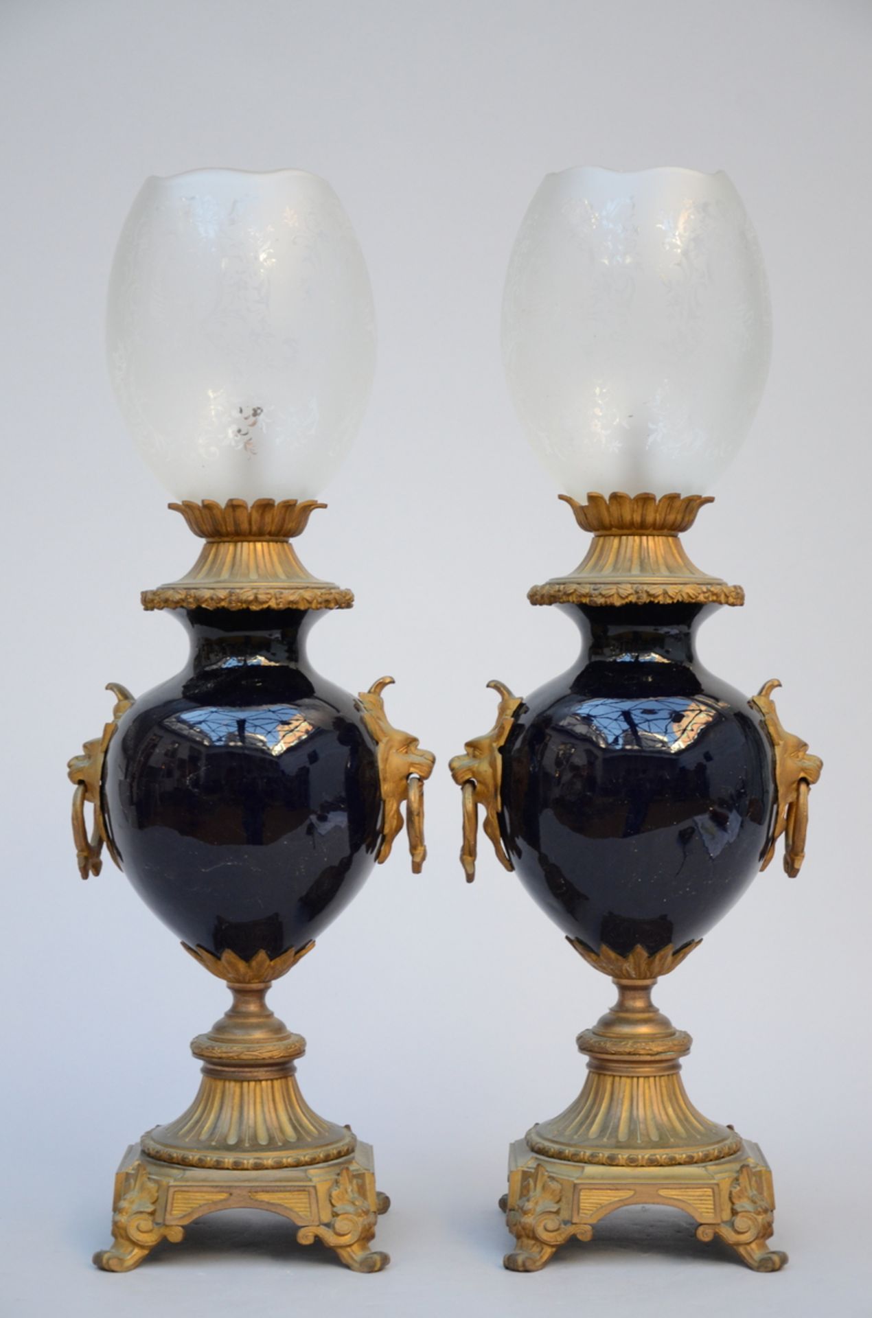 A pair of blue porcelain lamps with bronze fittings (h66cm) - Image 4 of 4