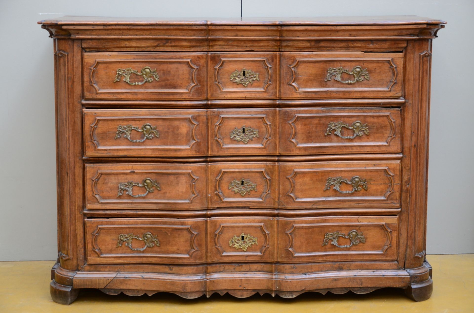 French chest of drawers in walnut, 18th century (64x137x96cm)