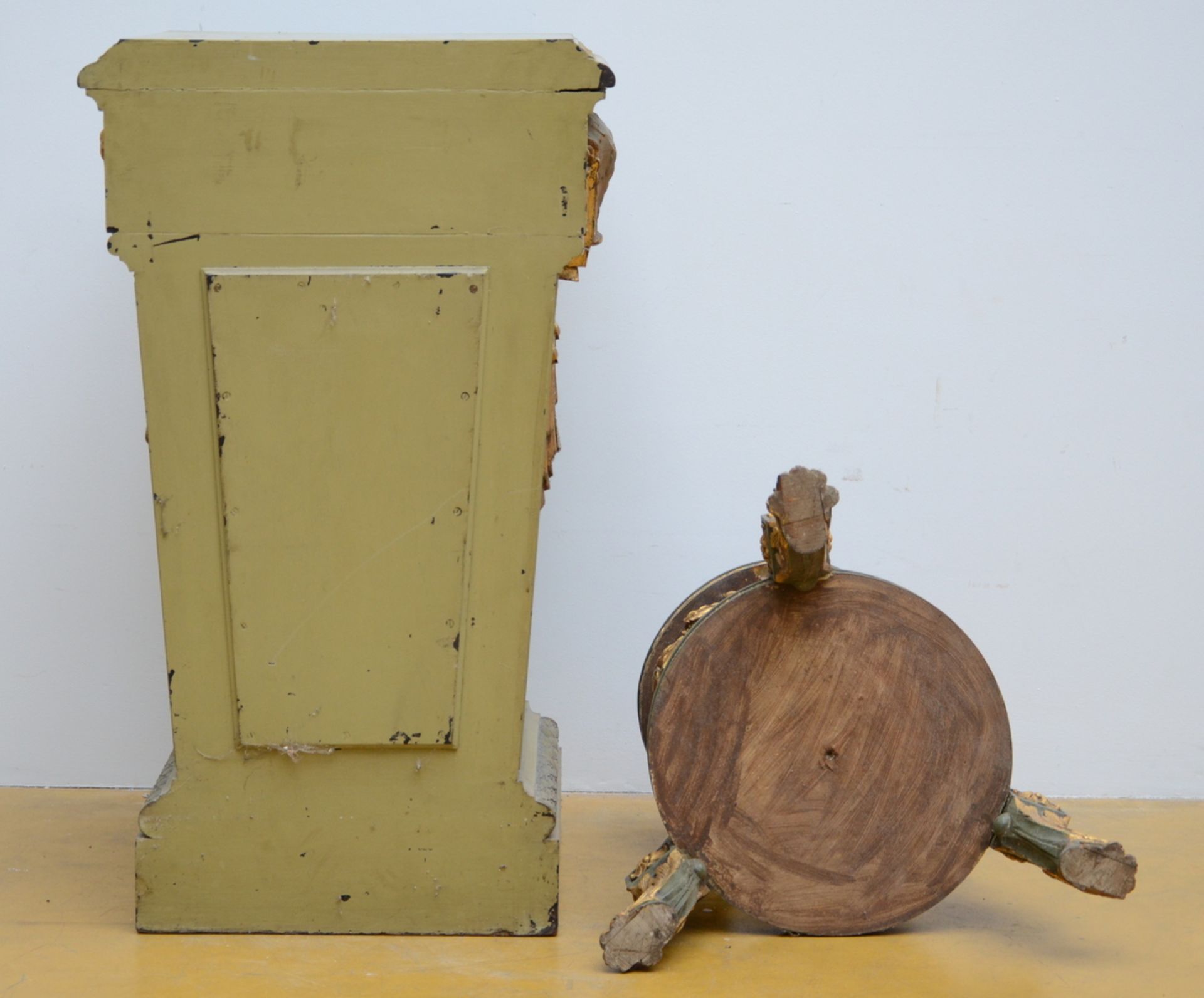 Lot: a square and a round pedestal in painted wood (h 60 - 85 cm) - Image 5 of 5