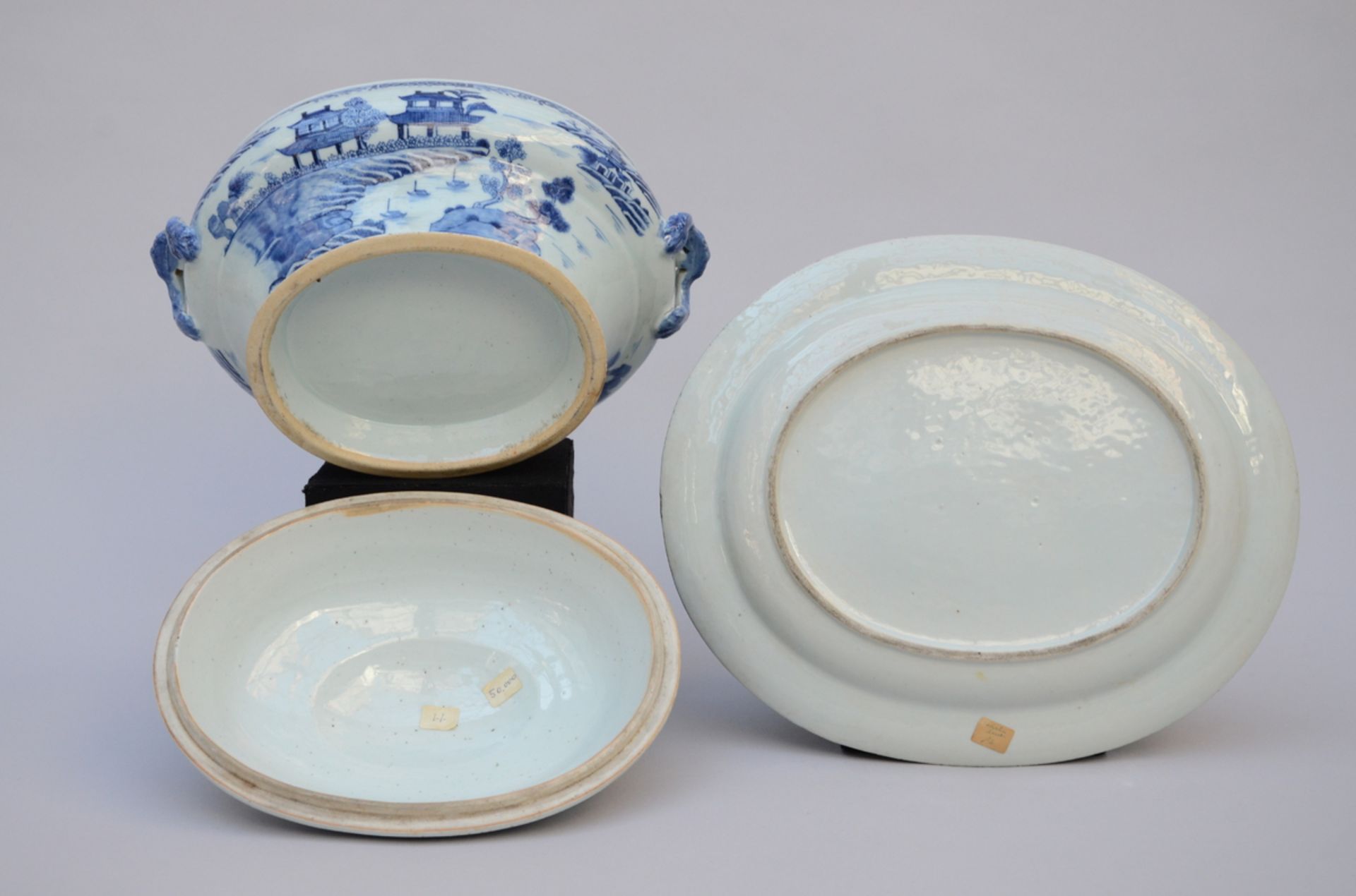 A tureen and platter in Chinese blue and white porcelain, 18th century (25x35x28cm) (*) - Image 3 of 4