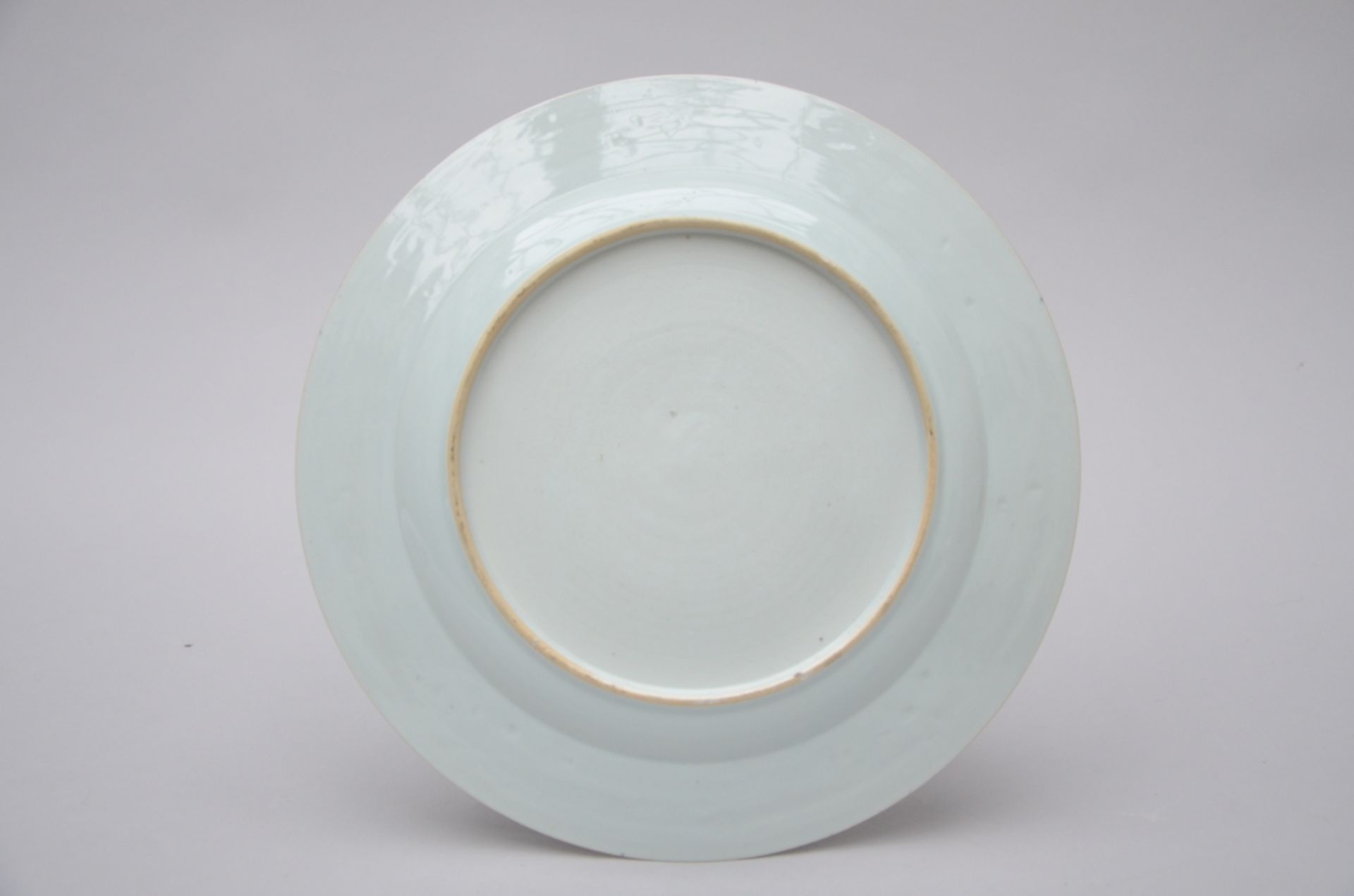 A dish in Chinese 'bleu poudré' porcelain, 18th century (dia 32 cm) - Image 2 of 2