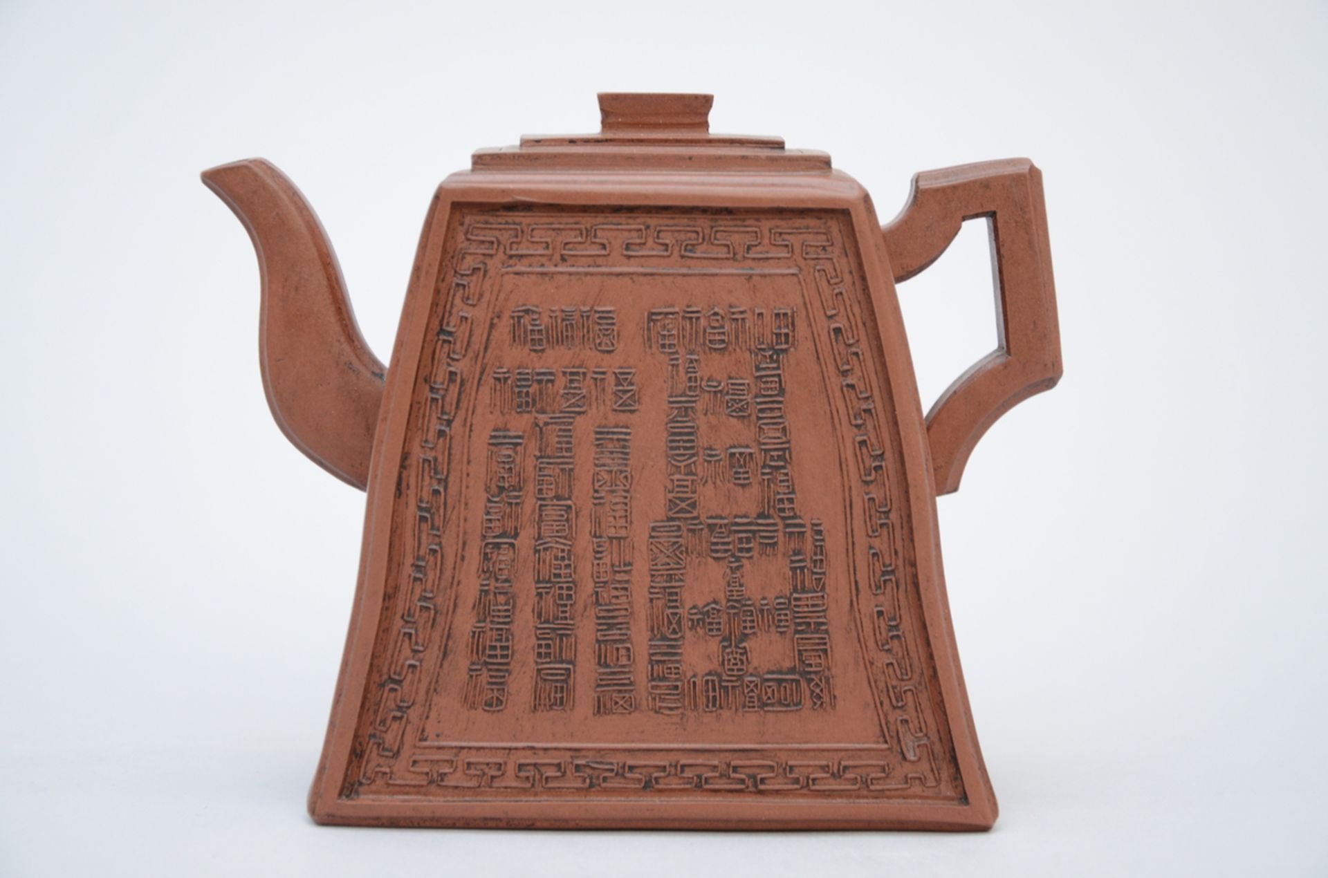 Chinese teapot in yixing with inscriptions (14x16x6,5 cm)