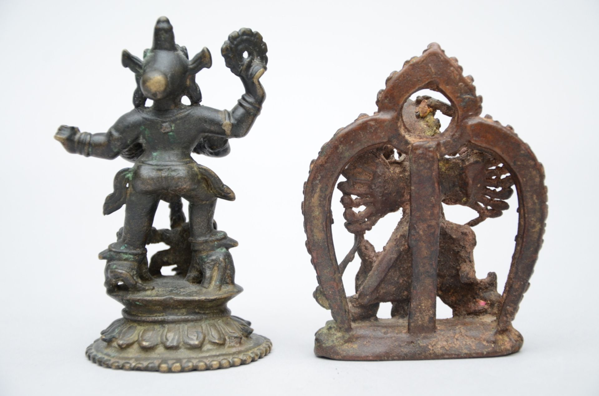 Lot: Indian statue in bronze 'durga' (10 cm) and Nepalese statue in bronze 'durga' (9,3 cm) - Image 4 of 5