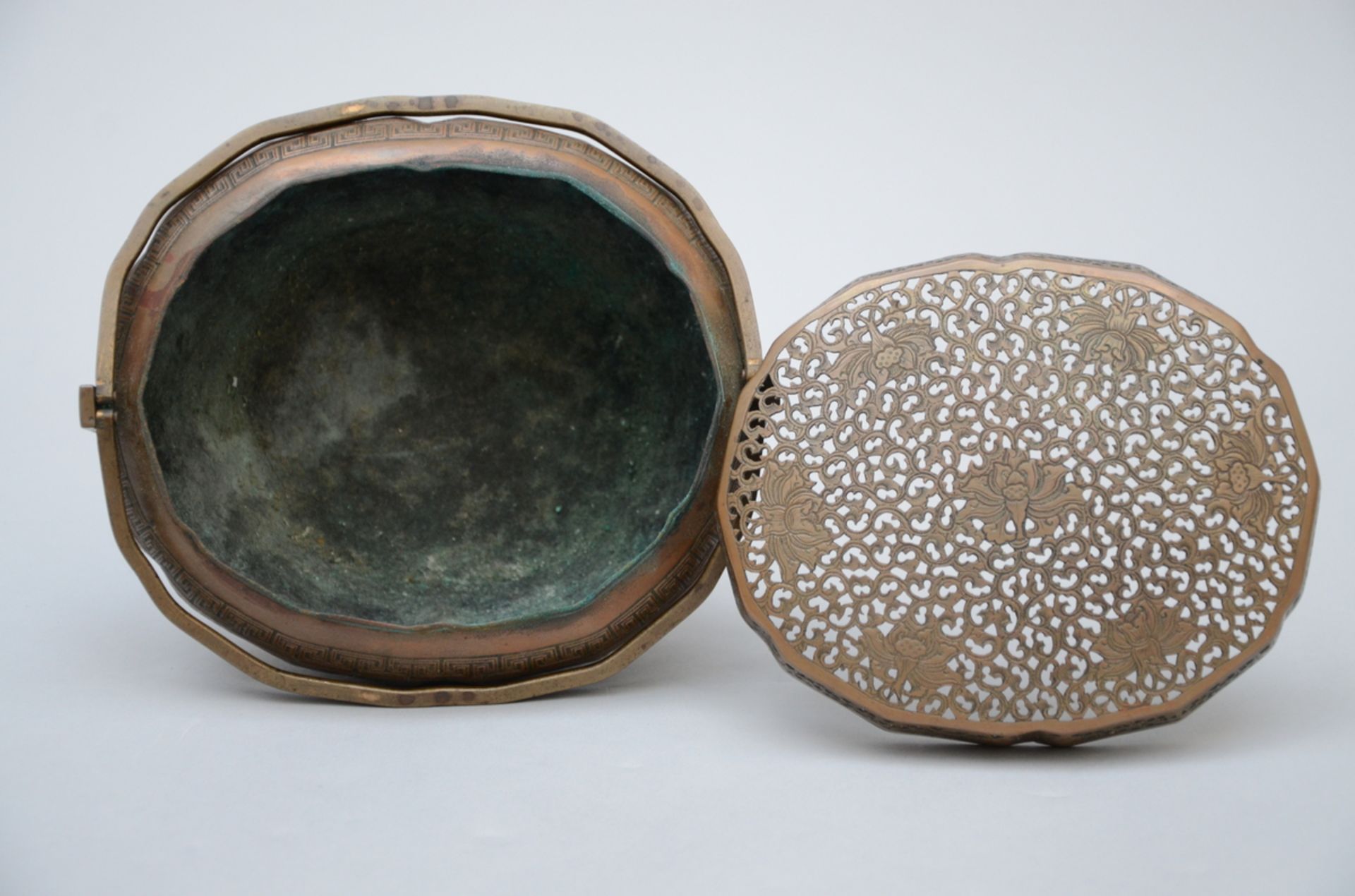 A Chinese bronze hand warmer (12x21x16 cm) - Image 3 of 5