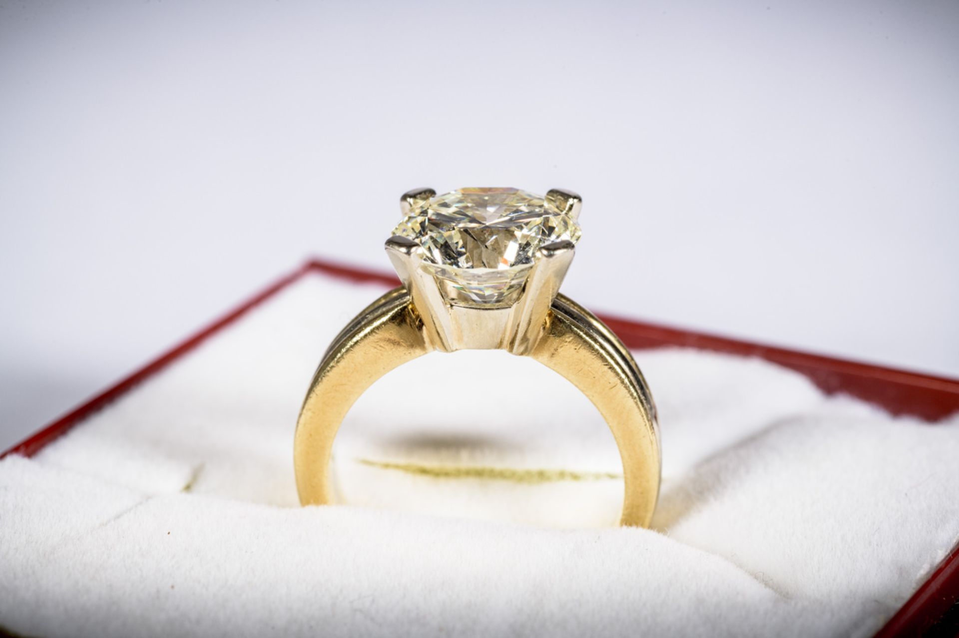 Ring with a solitaire brilliant 'new cut' and gold mount, approximately 4.50 kt (rare white - - Image 3 of 5