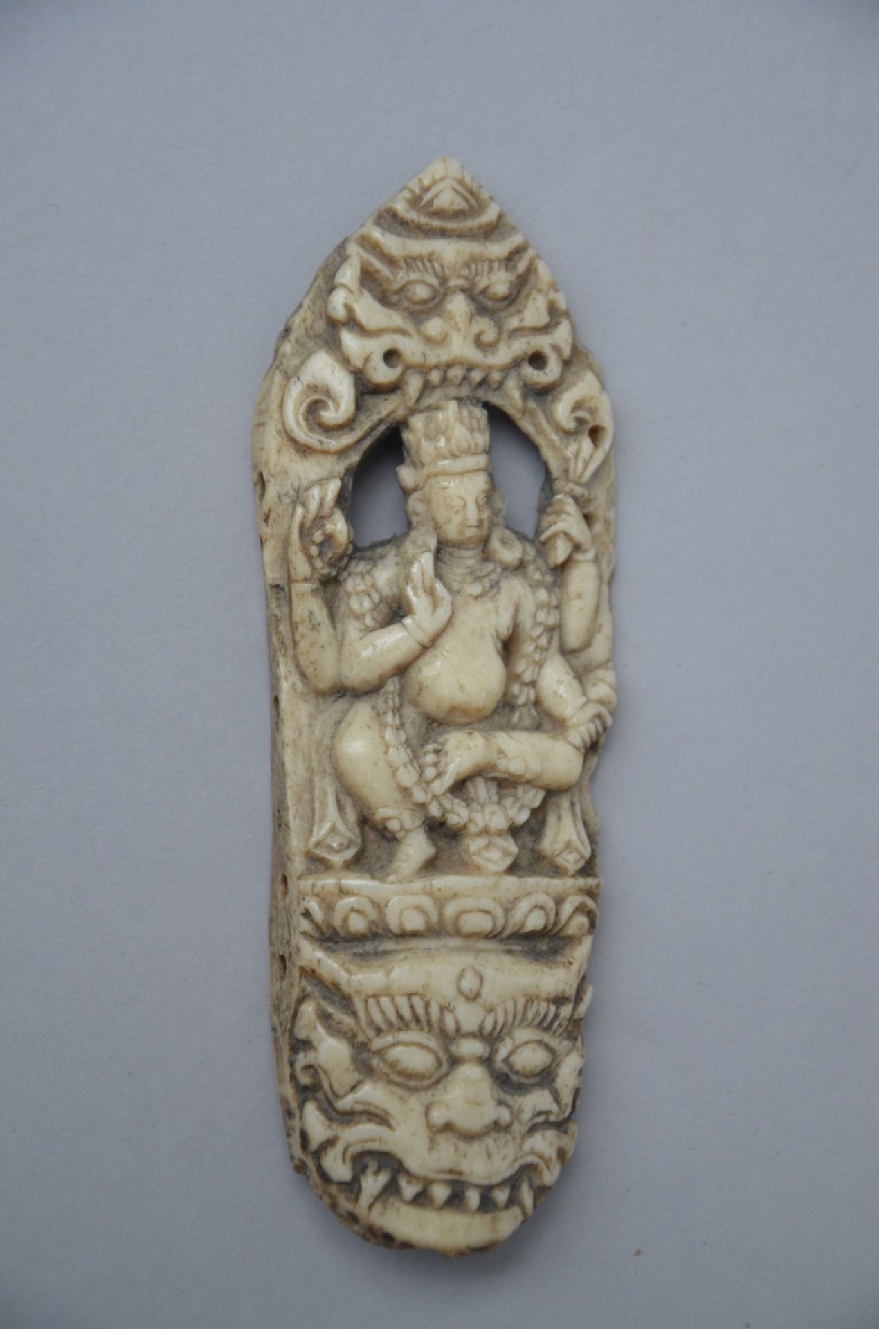 Lot: 5 sculpted elements in bone of a tantric bone apron, Tibet (size 10.5-12 cm) - Image 4 of 5