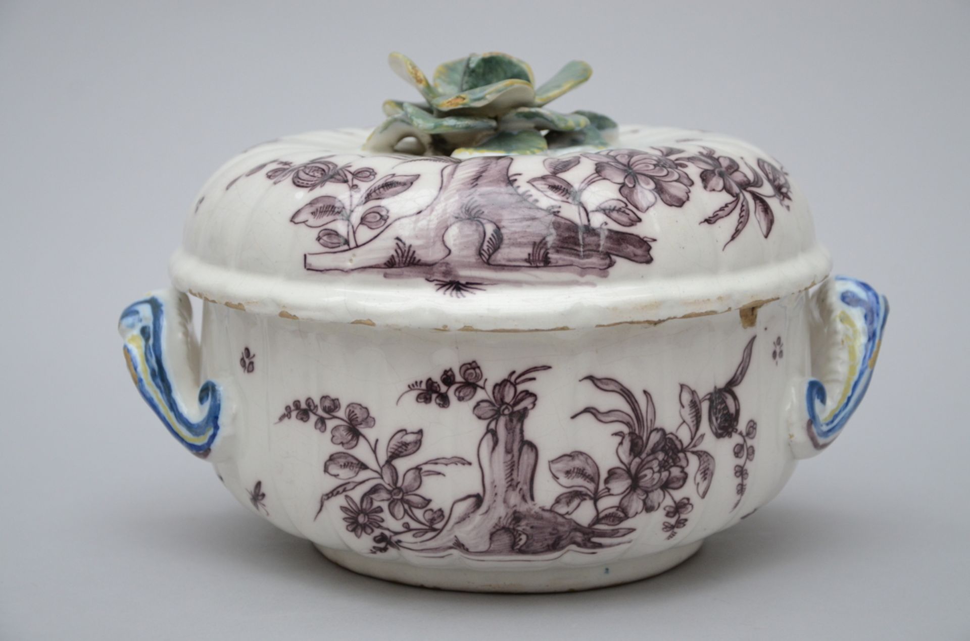 A 'manganèse' tureen in faience from Saint-Omer, 18th century (18x23 cm) - Image 2 of 4