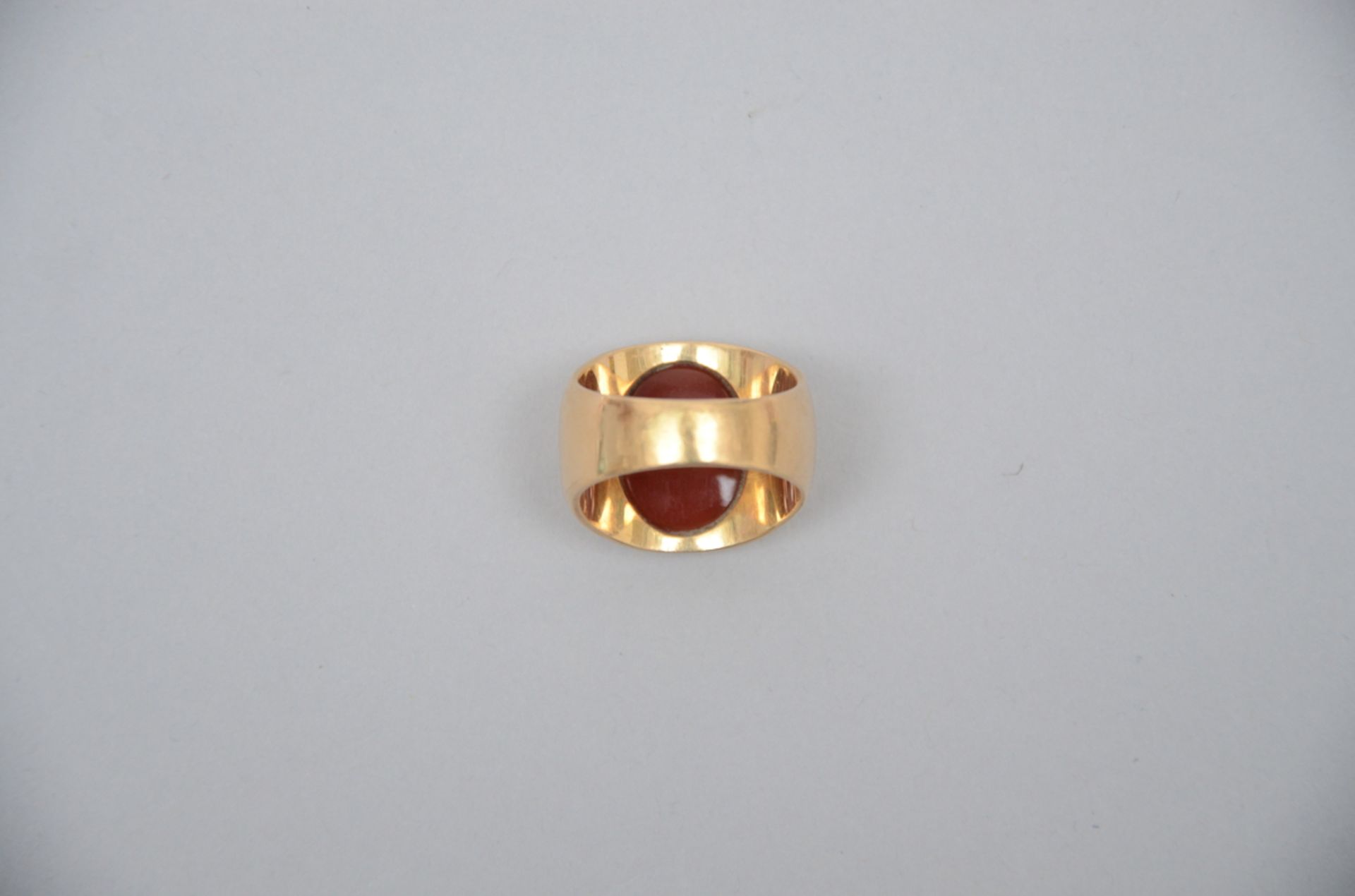 An 18 kt gold ring set with agate stone (22 gr) - Image 4 of 4