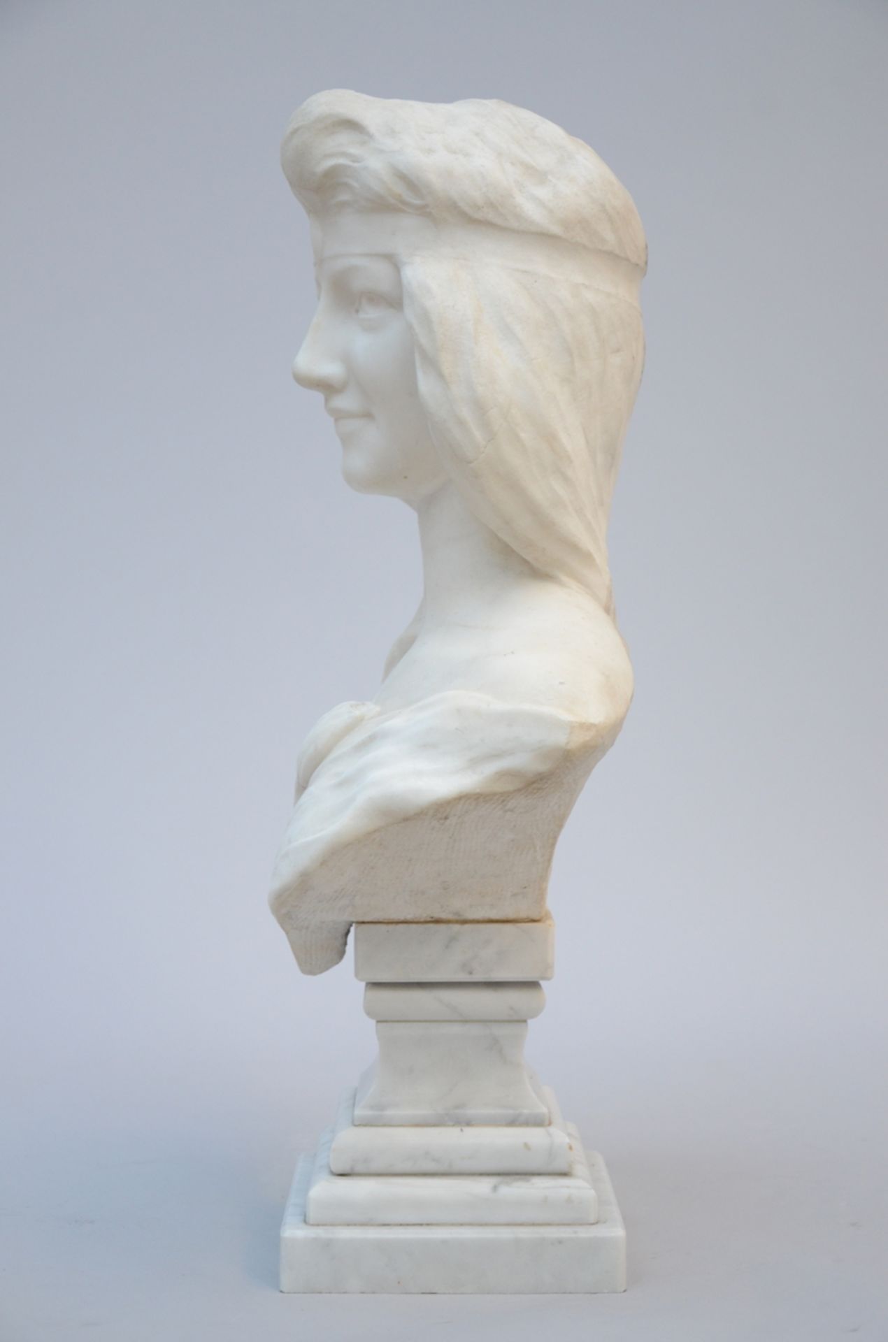 A white marble bust 'lady with a flower' (h 60 cm) (*) - Bild 3 aus 4