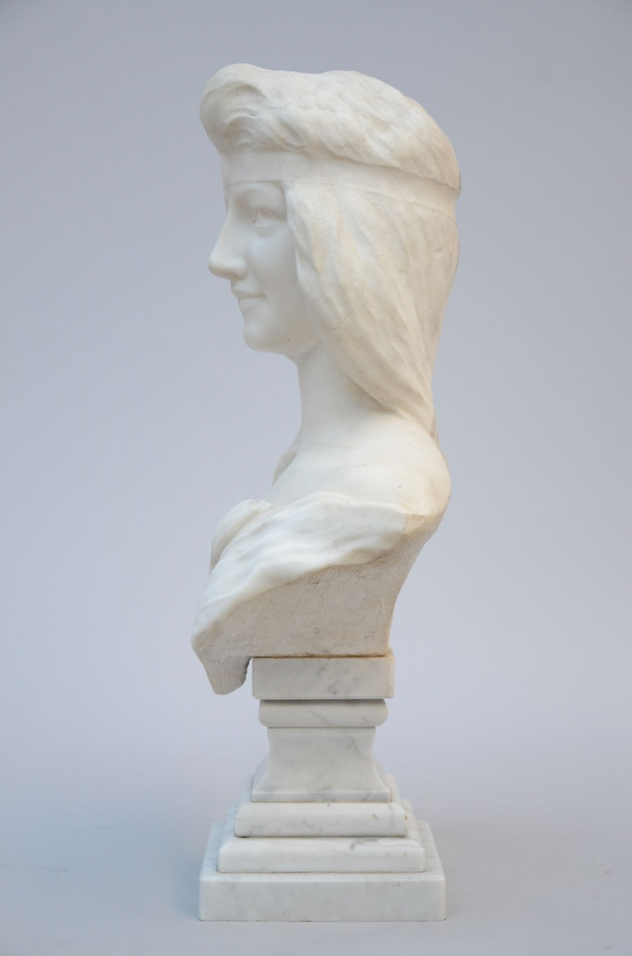 A white marble bust 'lady with a flower' (h 60 cm) (*) - Image 3 of 4