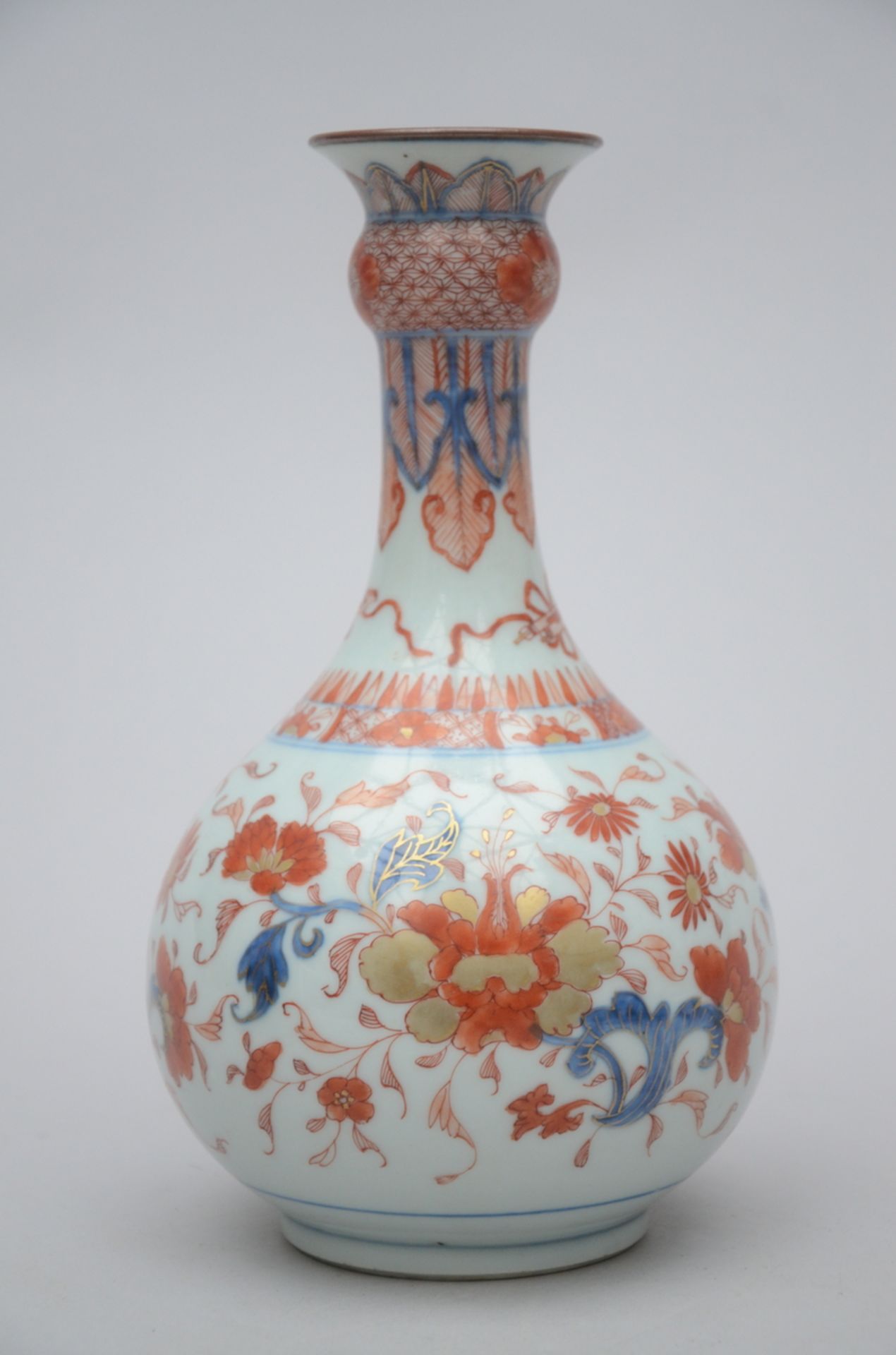 A garlic head vase in Chinese Imari porselein, 18th century (24.5 cm)