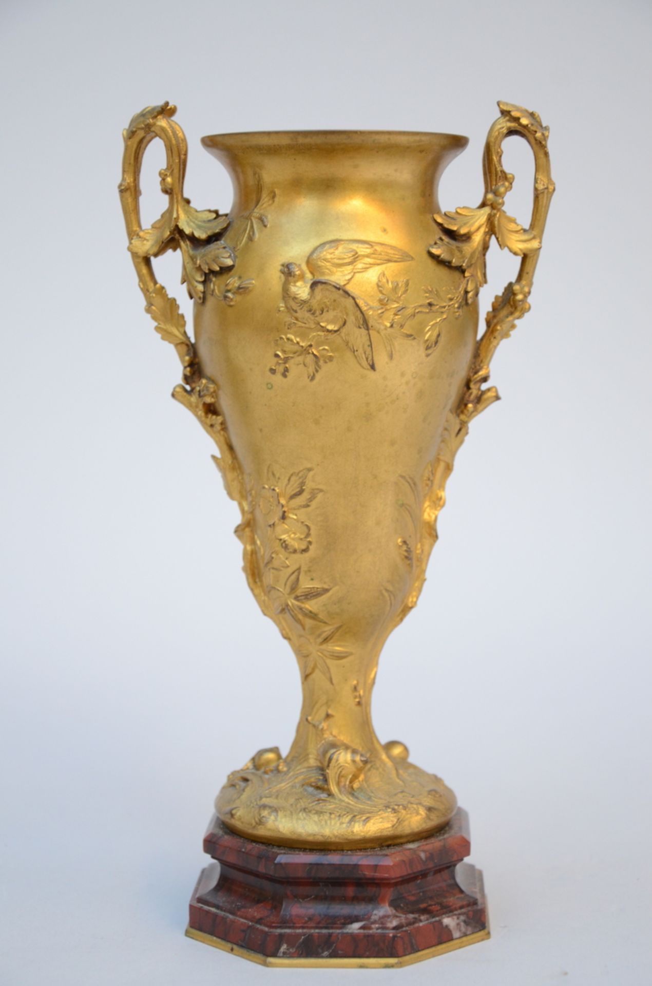 Lot: a gilt bronze lamp by Meliodon (52 x 41 cm) and an art nouveau vase in bronze by Barbedienne ( - Image 2 of 6