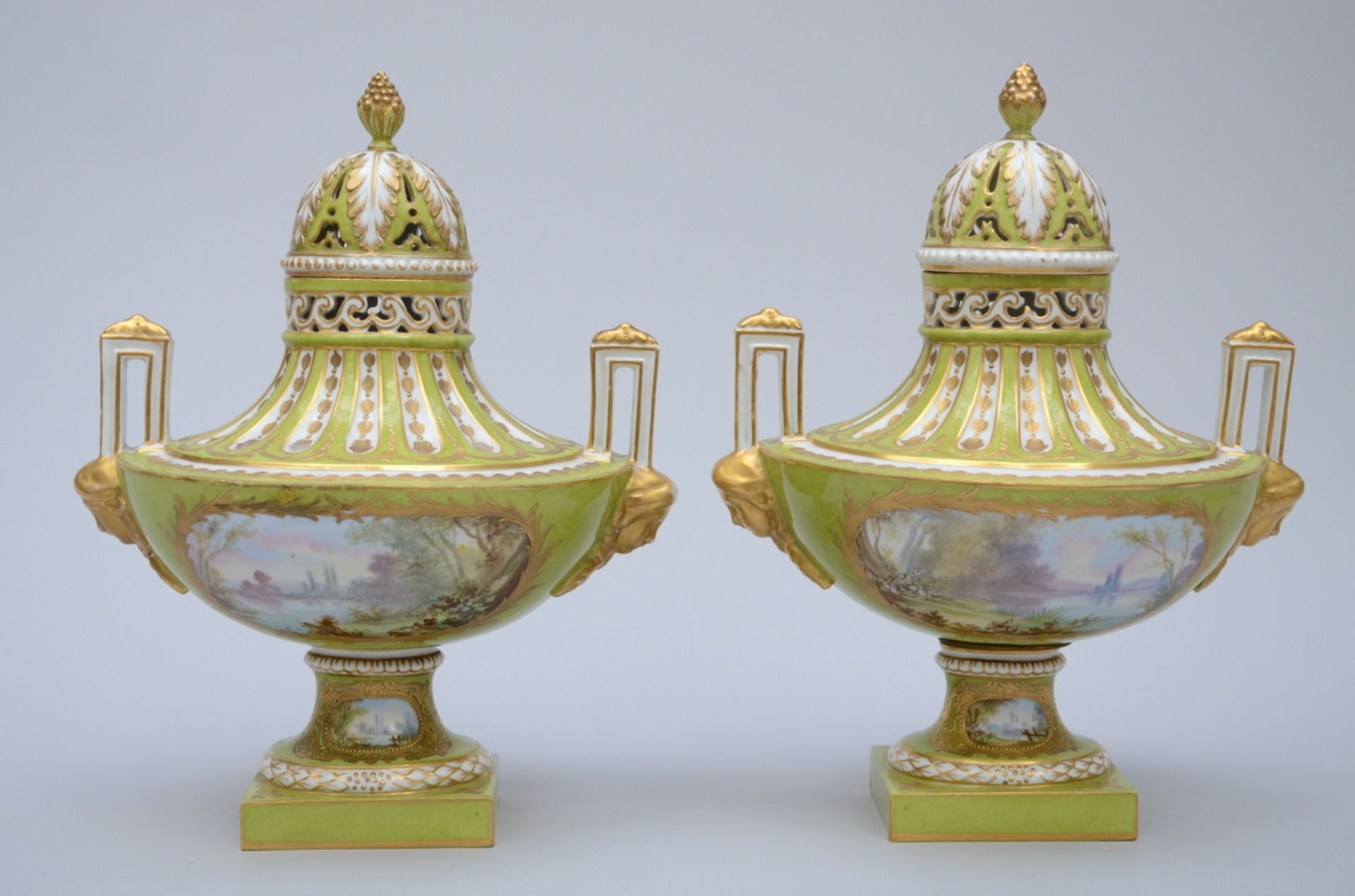 A pair of openwork vases in Sèvres porcelain (36x27x20 cm) (*) - Image 4 of 6
