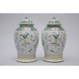A pair of lidded vases in Chinese porcelain 'antiquities' (*)