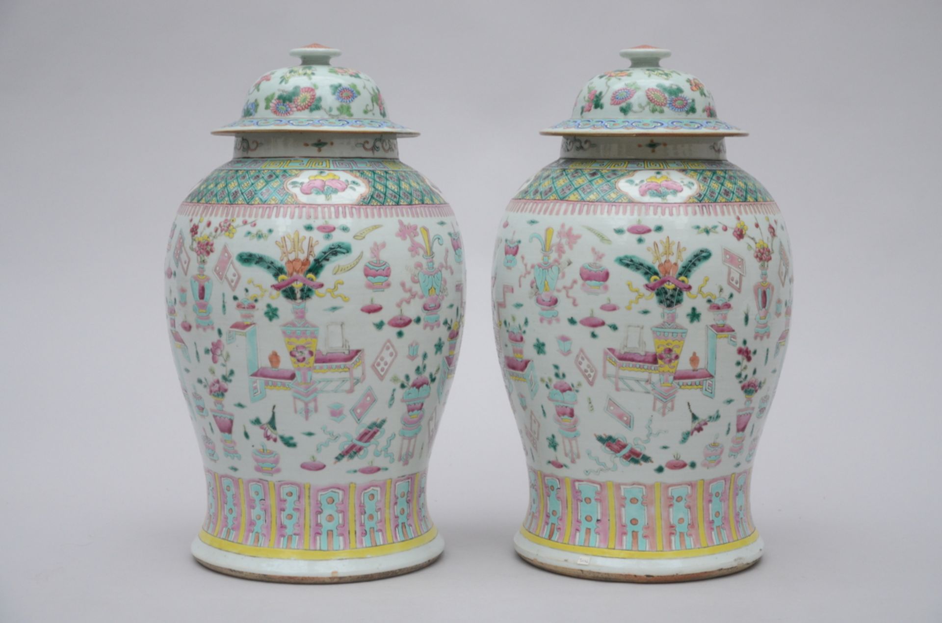 A pair of lidded vases in Chinese porcelain 'antiquities' (*)