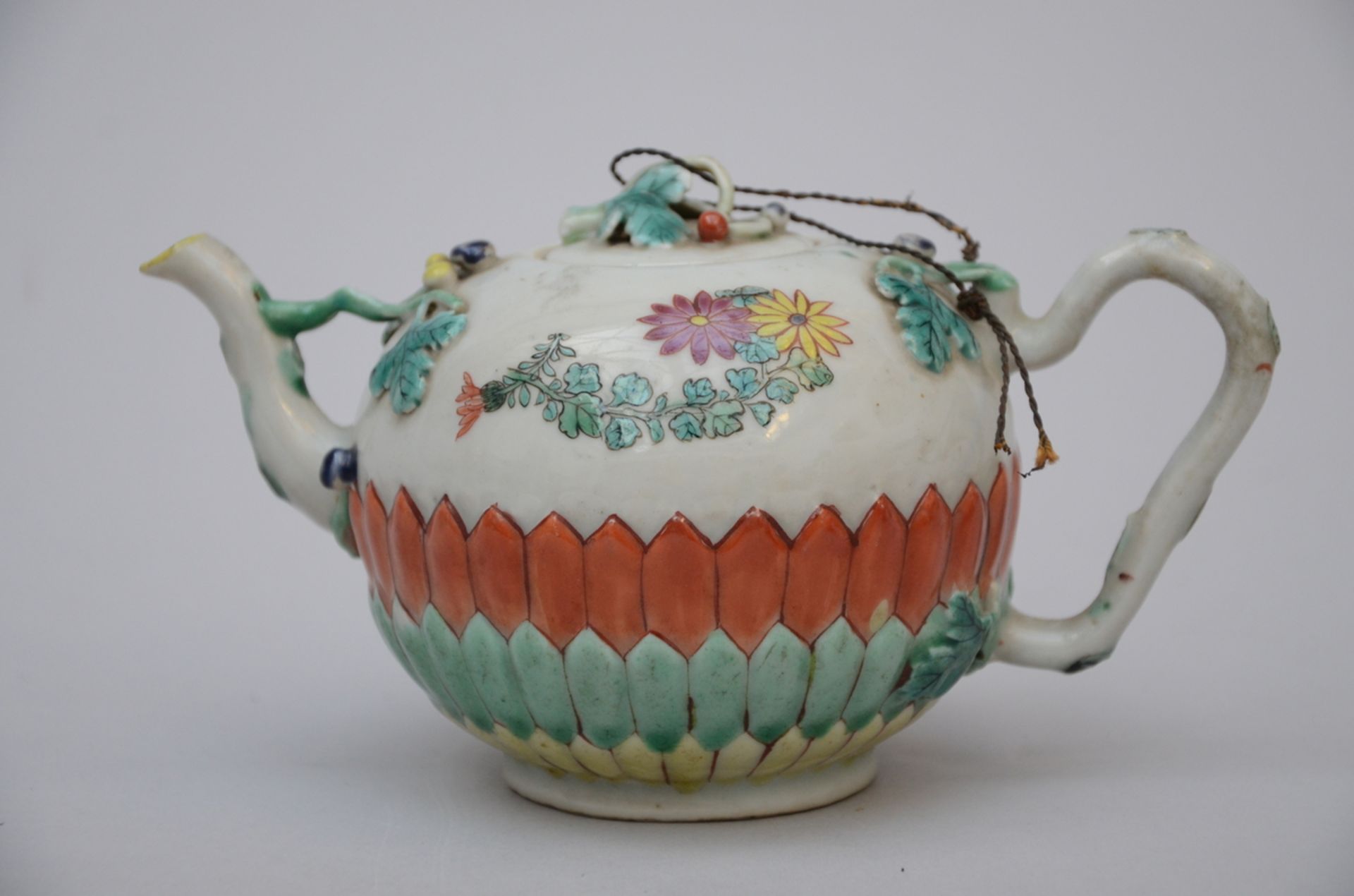 Teapot in Chinese porcelain with relief decoration, 18th century (h 10 cm) (*) - Image 2 of 4