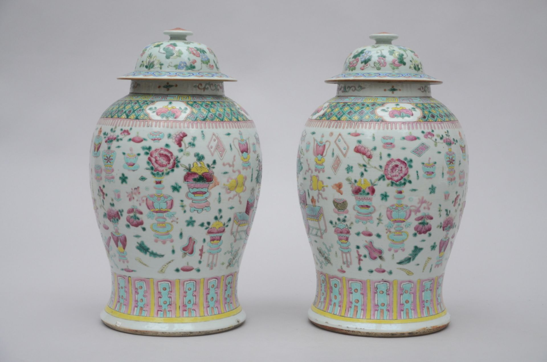 A pair of lidded vases in Chinese porcelain 'antiquities' (*) - Image 2 of 4